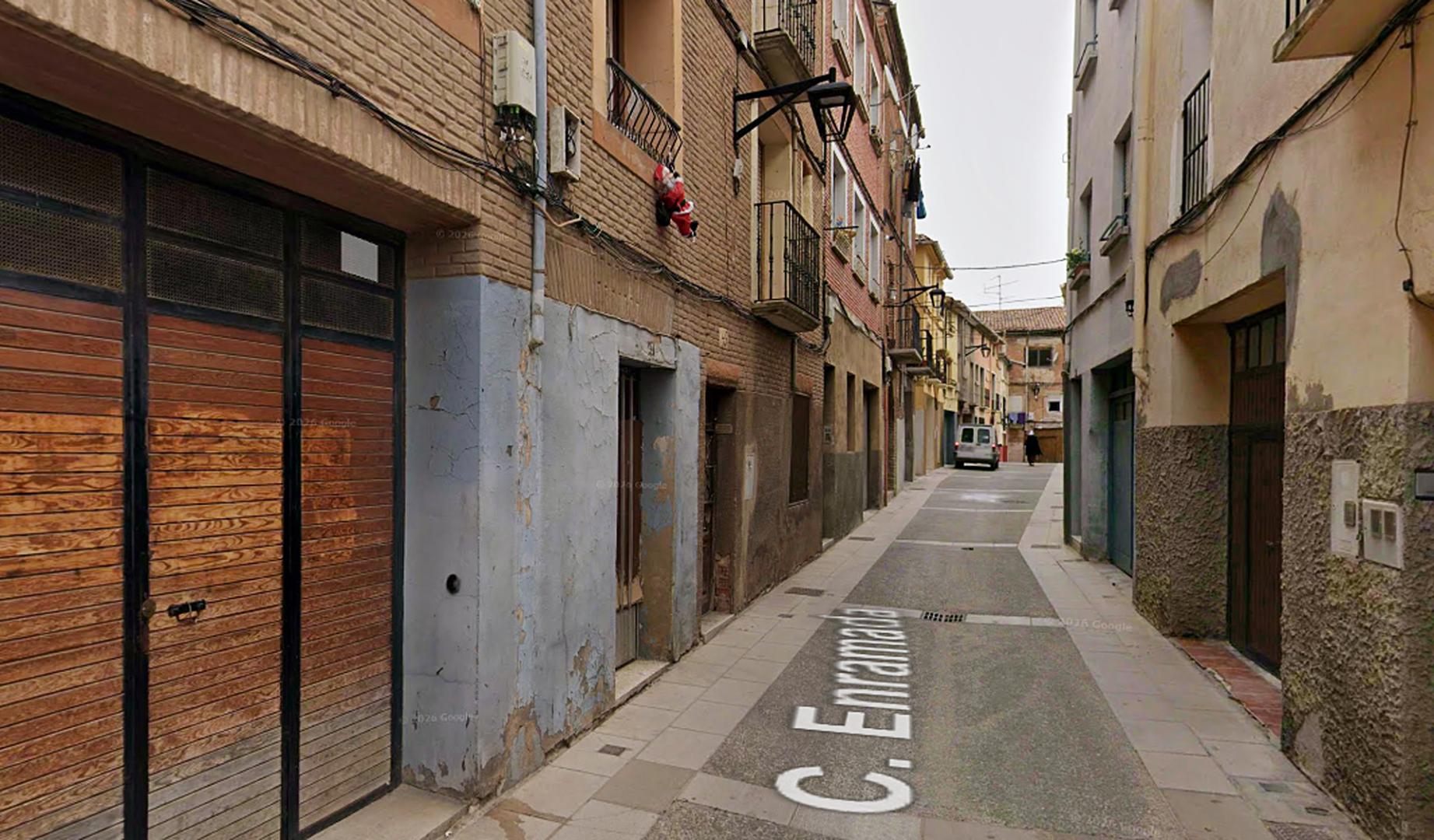 Portal 43 de la calle Enramada de Calahorra donde se produjo el incendio