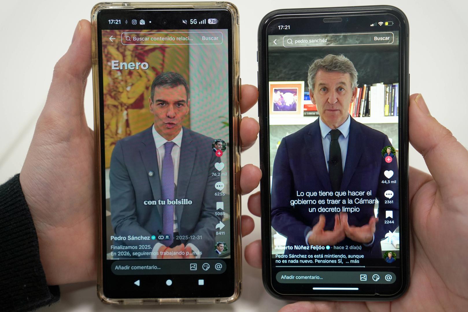 Dos teléfonos móviles reproduciendo vídeos de las cuentas de Tik Tok de Pedro Sánchez y Alberto Núñez Feijóo