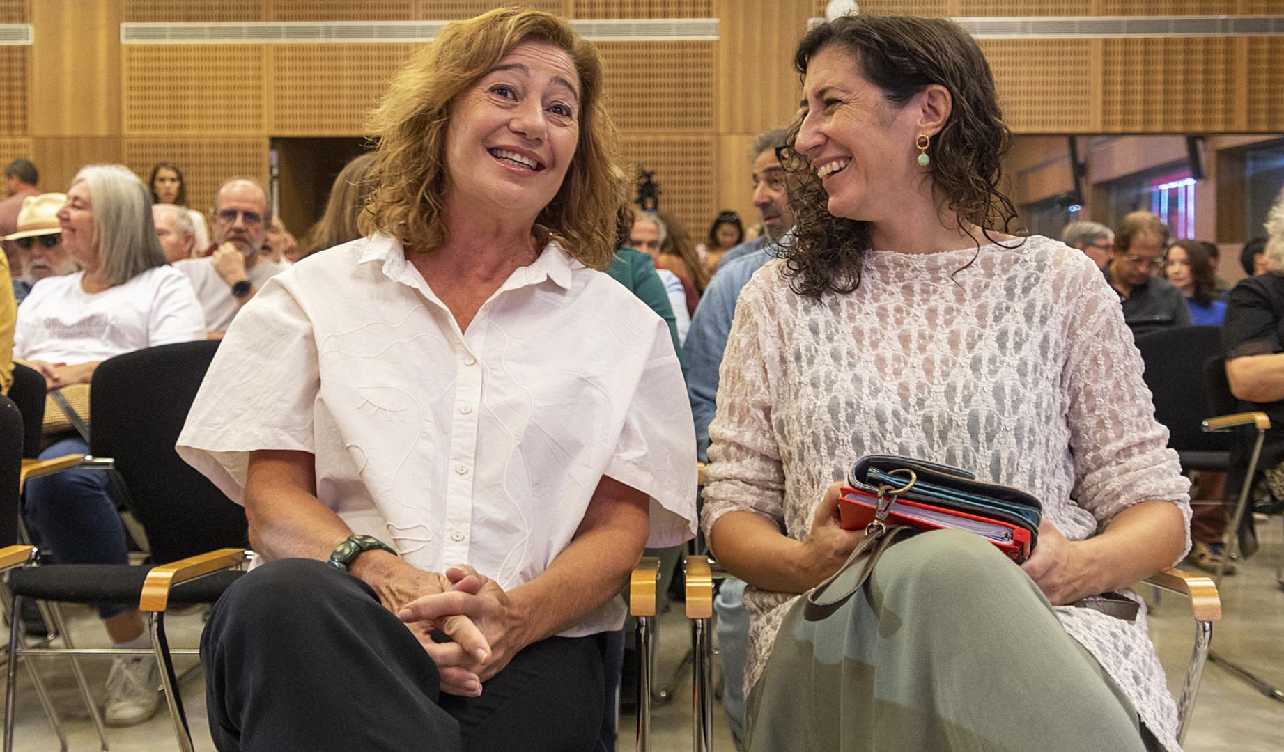Francina Armengol (izda.) conversa con la secretaria general de la Federación Socialista de Mallorca, Amanda Fernández (dcha.), durante la reunión del Consejo Político del PSOE de Baleares