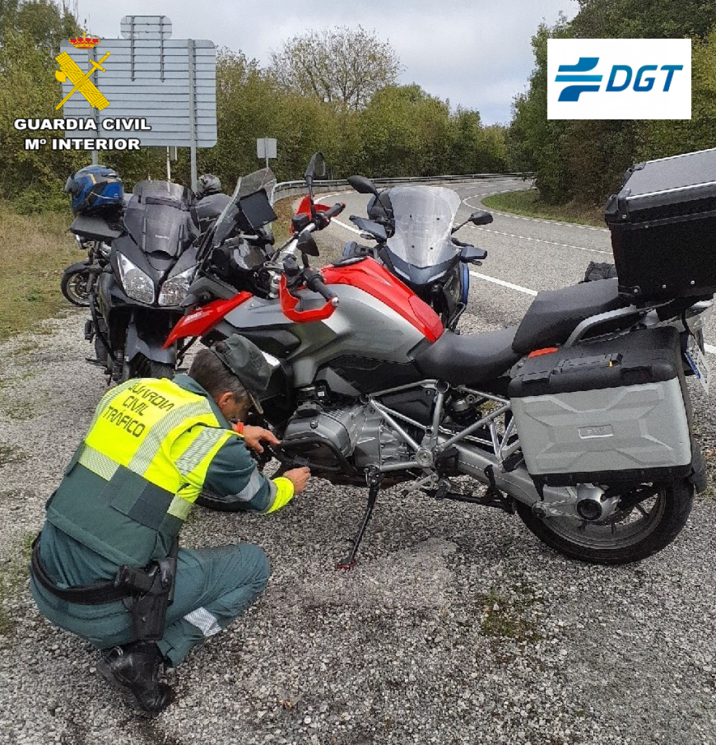 Un agente de la Guardia Civil, junto a la motocicleta accidentada