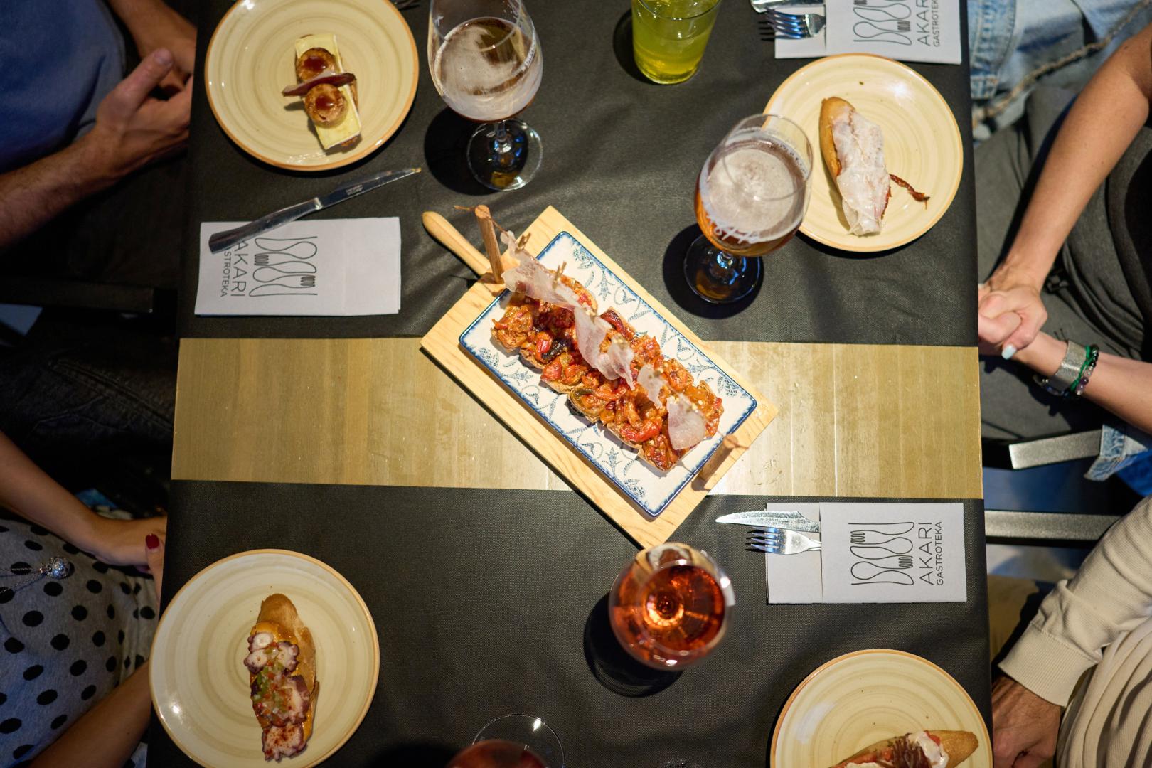 Platos en una mesa en Akari Gastroteka