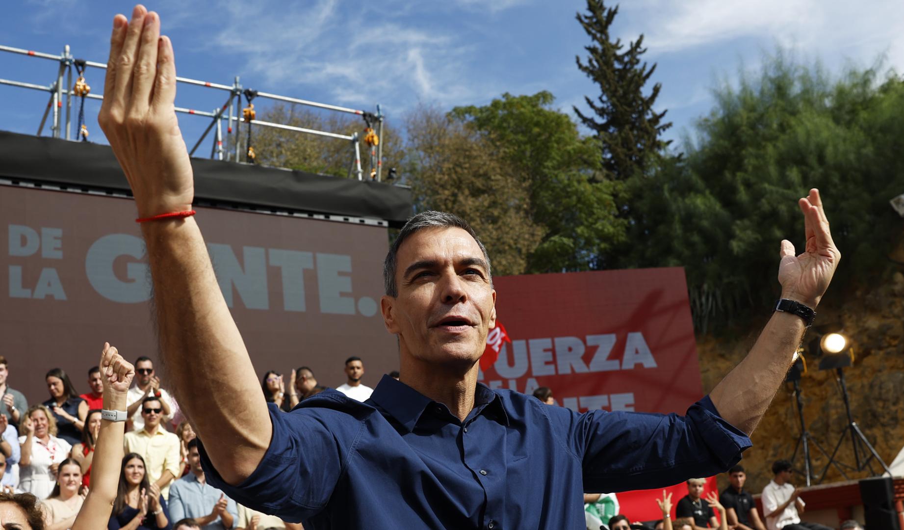 -FOTODELDÍA-DOS HERMANAS (SEVILLA), 10/10/2026.- El secretario general del PSOE y presidente del Gobierno, Pedro Sánchez, participa en un acto de precampaña en Dos Hermanas. EFE/Julio Muñoz