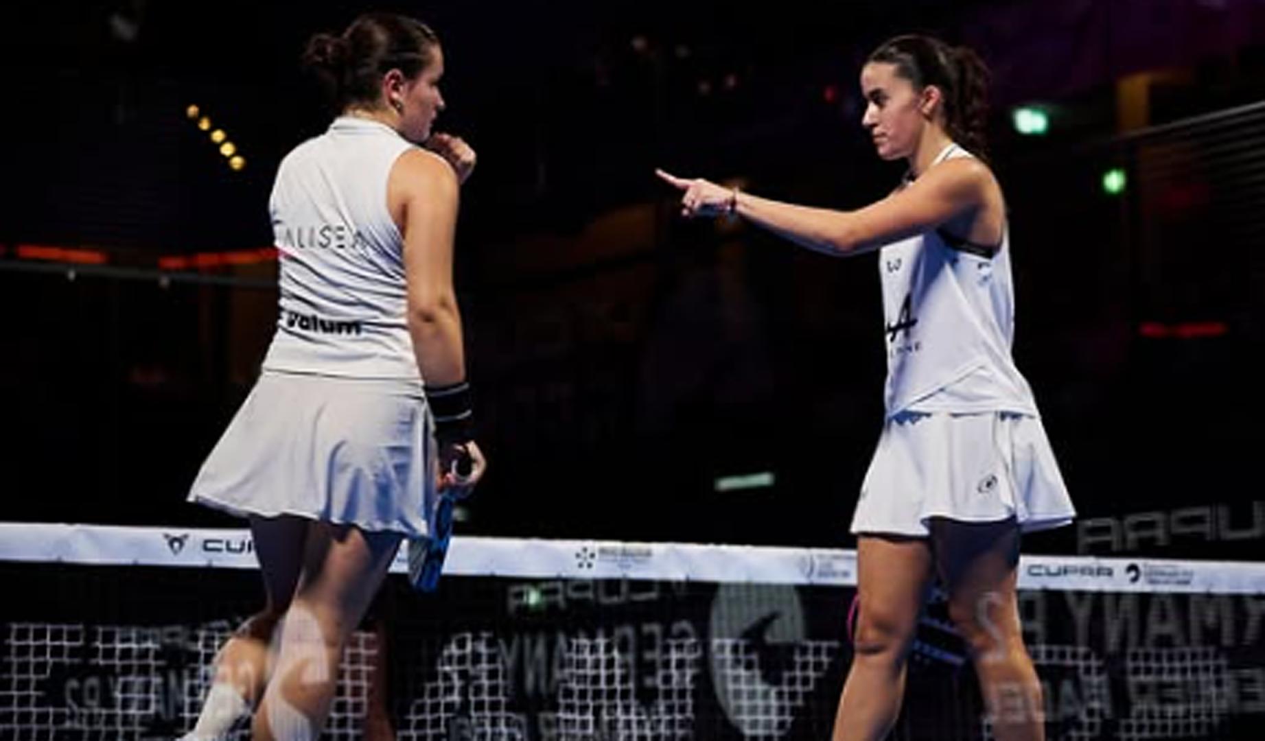 Martina Calvo y Claudia Fernández celebran un punto en la semifinal del Cupra Dusseldorf Premier Padel P2