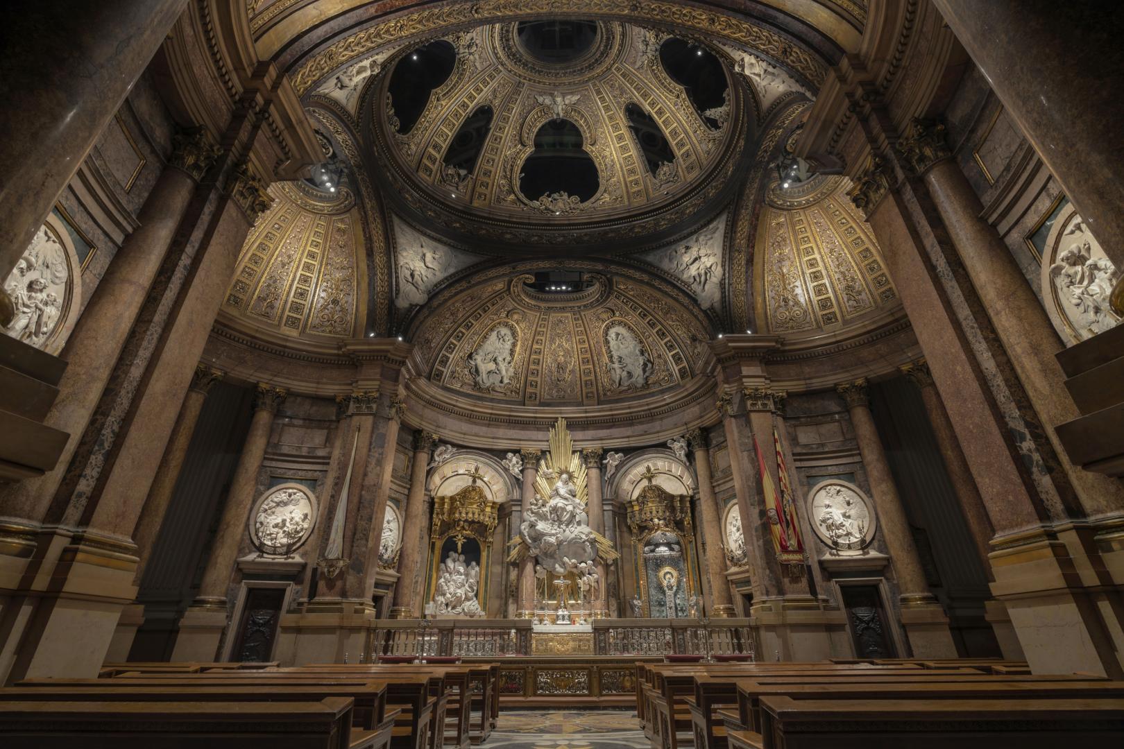 La Santa Capilla de la basílica del Pilar, con la nueva iluminación