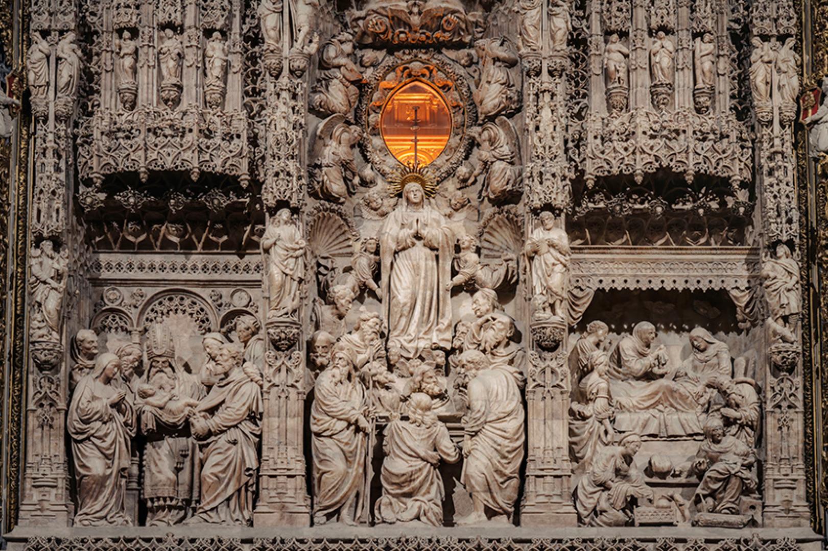 El retablo del altar mayo de la basílica del Pilar. En el centro, el óculo eucarístico