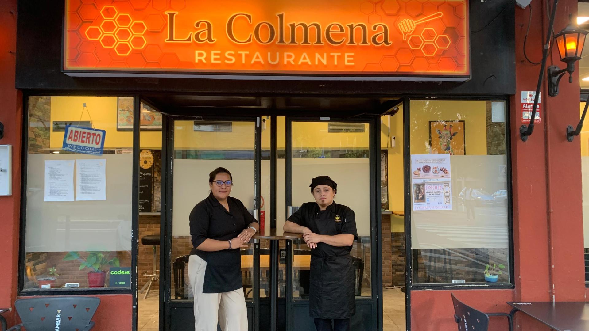 Daniel y Alejandra, en el bar restaurante La Colmena, en la esquina entre las calle Abejeras y Serafín Olave del barrio de Iturrama