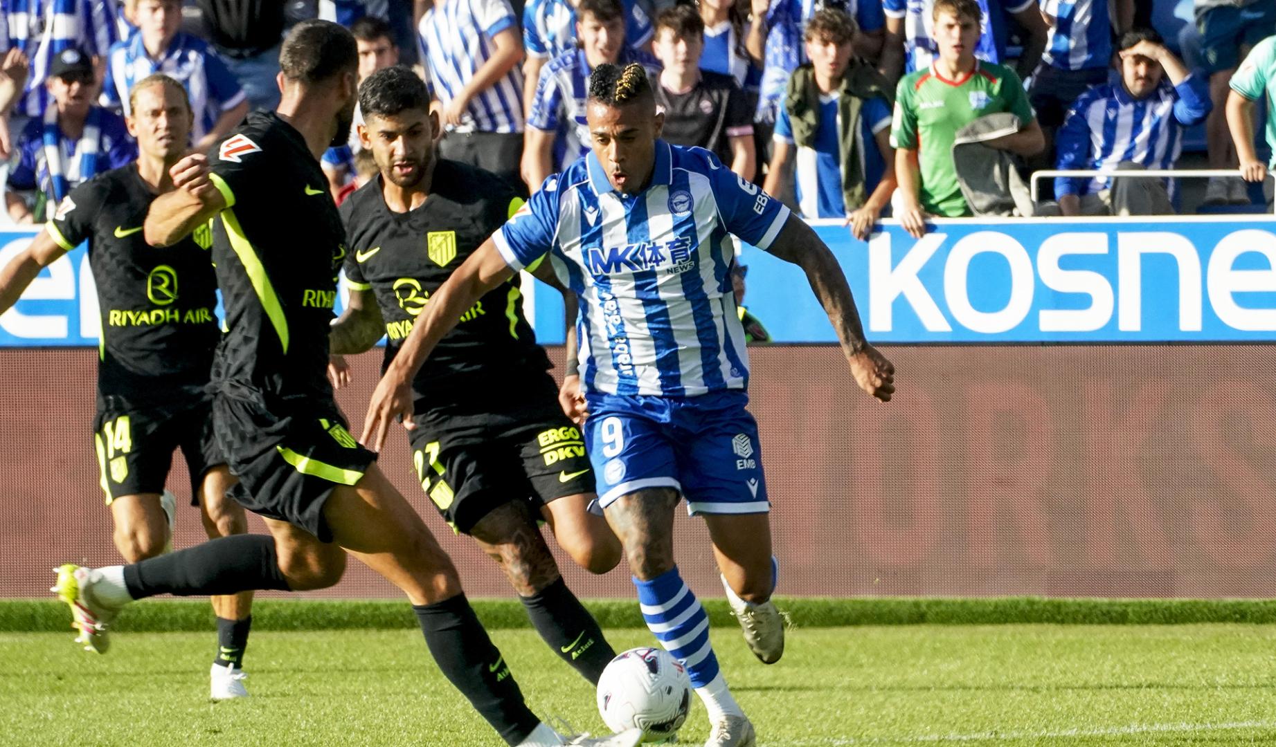 VITORIA, 10/10/2026.- El futbolista del Atlético de Madrid Cristian Romero (2d) lucha por el balón con Mariano (d), del Deportivo Alavés, durante su partido de la jornada 8 de LaLiga EA Sports disputado en el Estadio de Mendizorroza, en Vitoria, este sábado. EFE/ L. Rico
