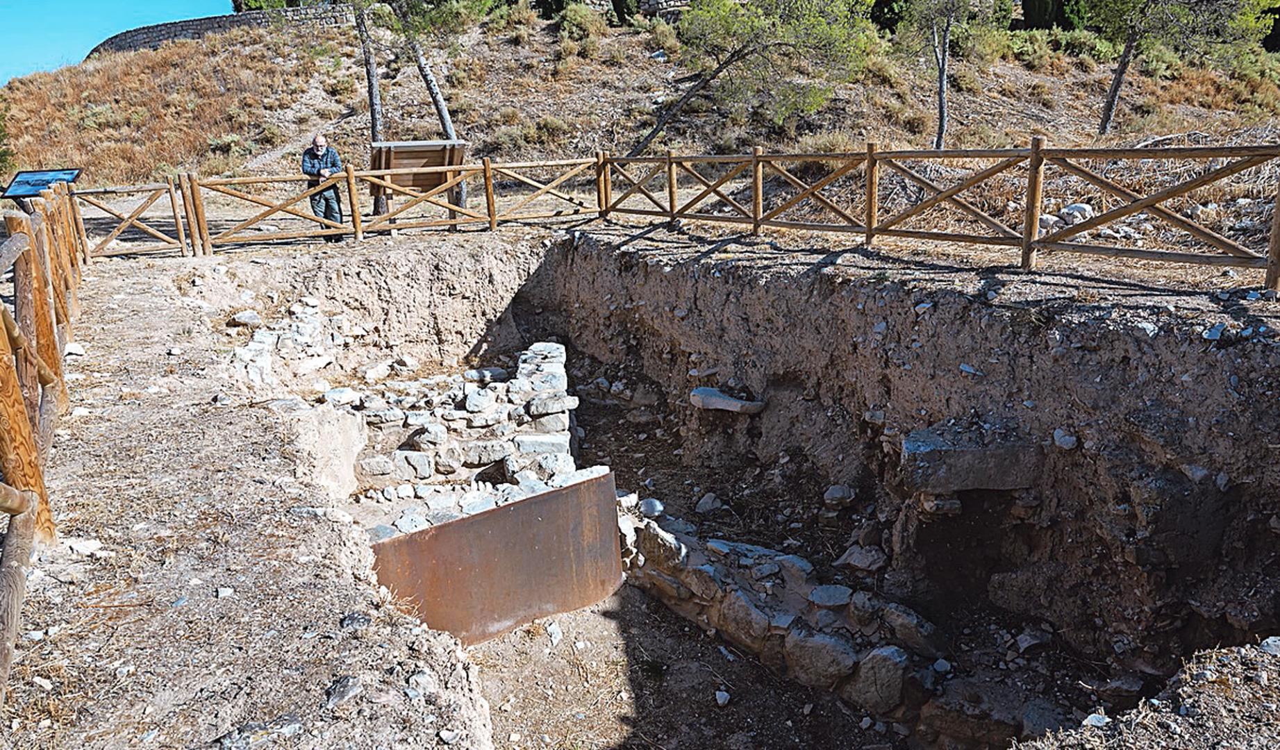 Un vecino de Tudela observa una de las zonas en las que se sacaron a la luz restos arqueológicos.