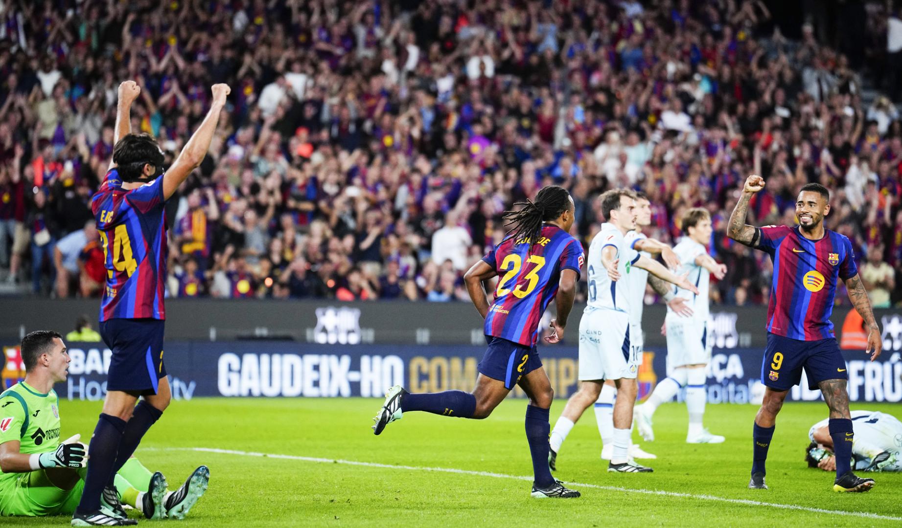El futbolista del FC Barcelona Jules Koundé (c) celebra tras marcar el 3-0 al Getafe CF, durante su partido de la jornada 8 de LaLiga EA Sports en el Camp Nou este sábado en Barcelona.