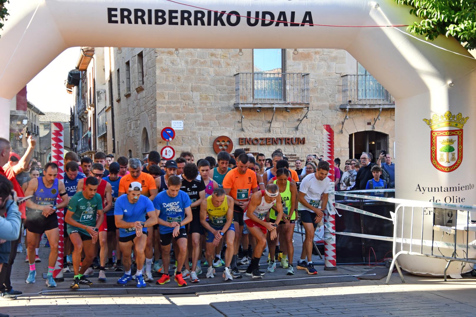 Foto del momento de la salida de la carrera absoluta de la VII Edición de la Carrera de la Ruta del Vino de Navarra