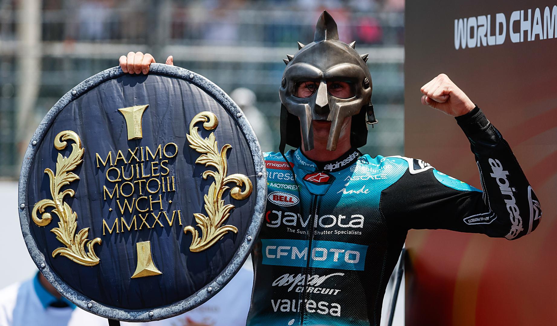 El español Maximo Quiles celebra ataviado como un gladiador romano su título mundial en Moto3 tras ganar el GP de Indonesia