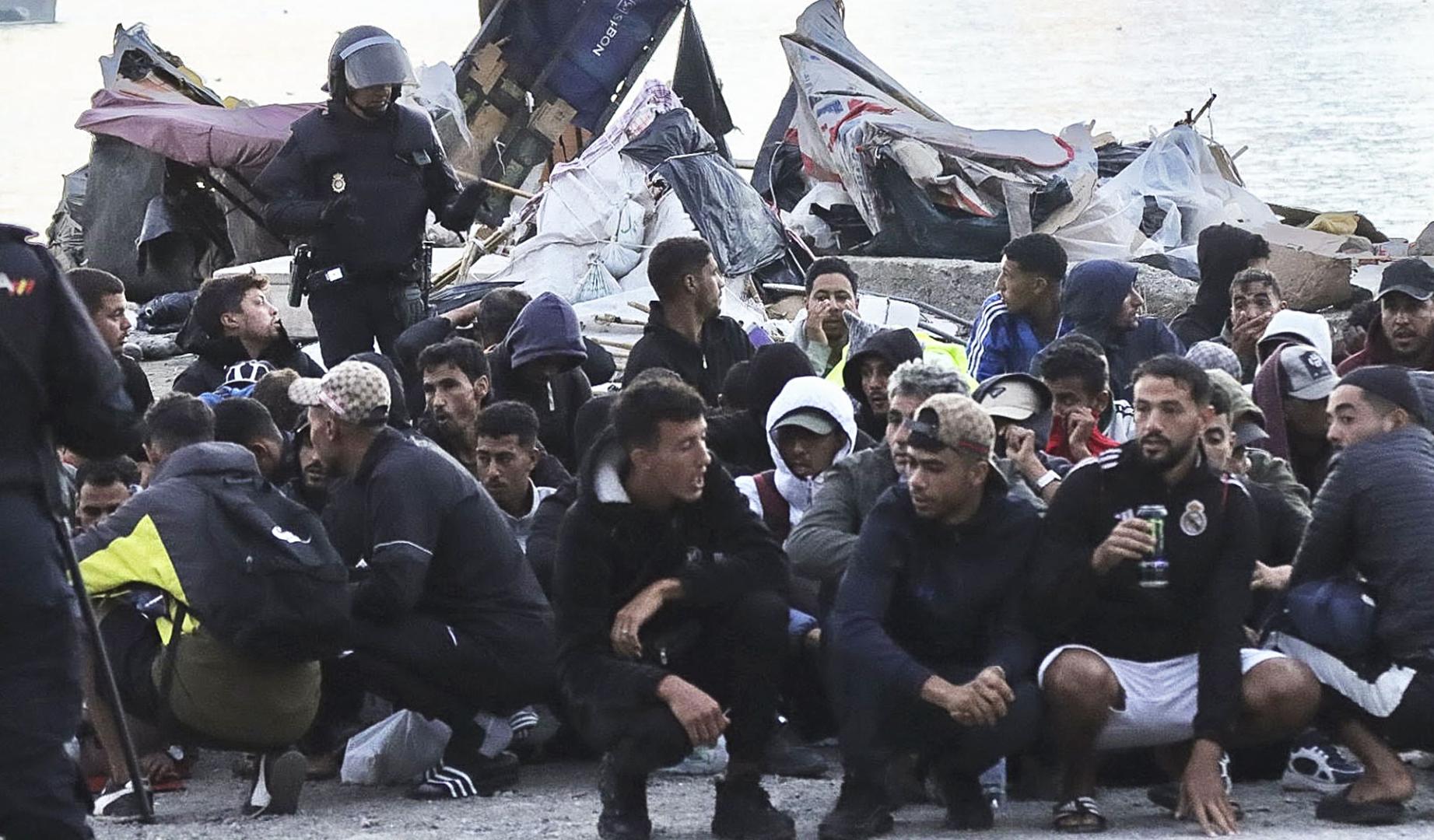 Desalojo a primera hora de este domingo de migrantes en la antigua fábrica de Guano
