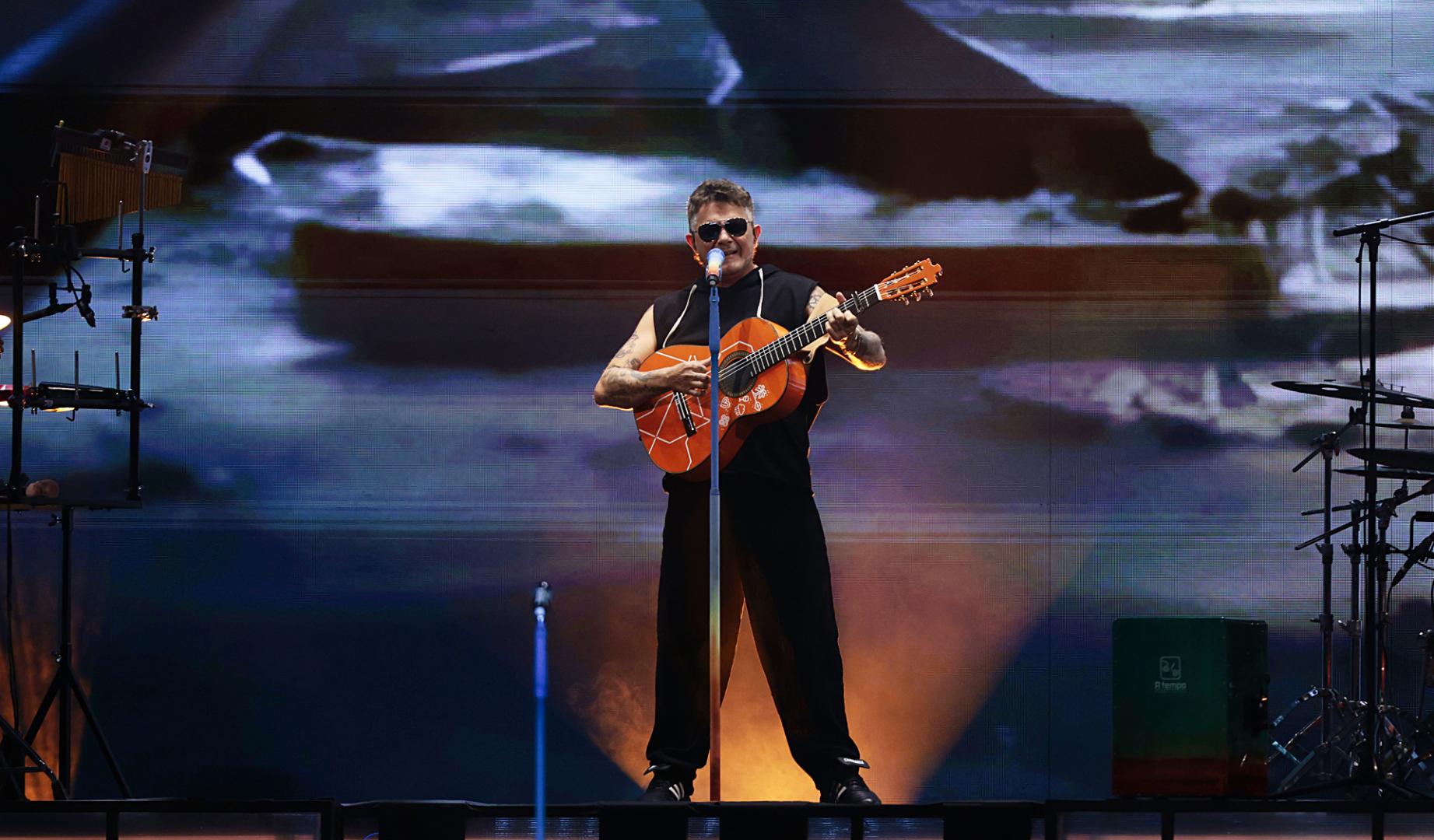El cantante español Alejandro Sanz durante el concierto en el estadio GNP de la Ciudad de México dentro de su gira ¿Y Ahora Qué?