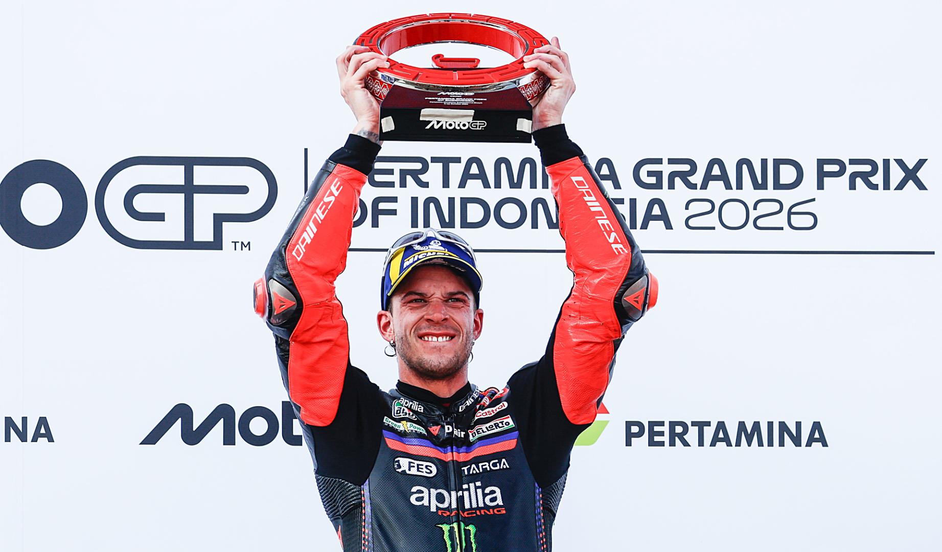 Marco Bezzecchi celebra el triunfo en el GP de Indonesia disputado en el circuito de Mandalika