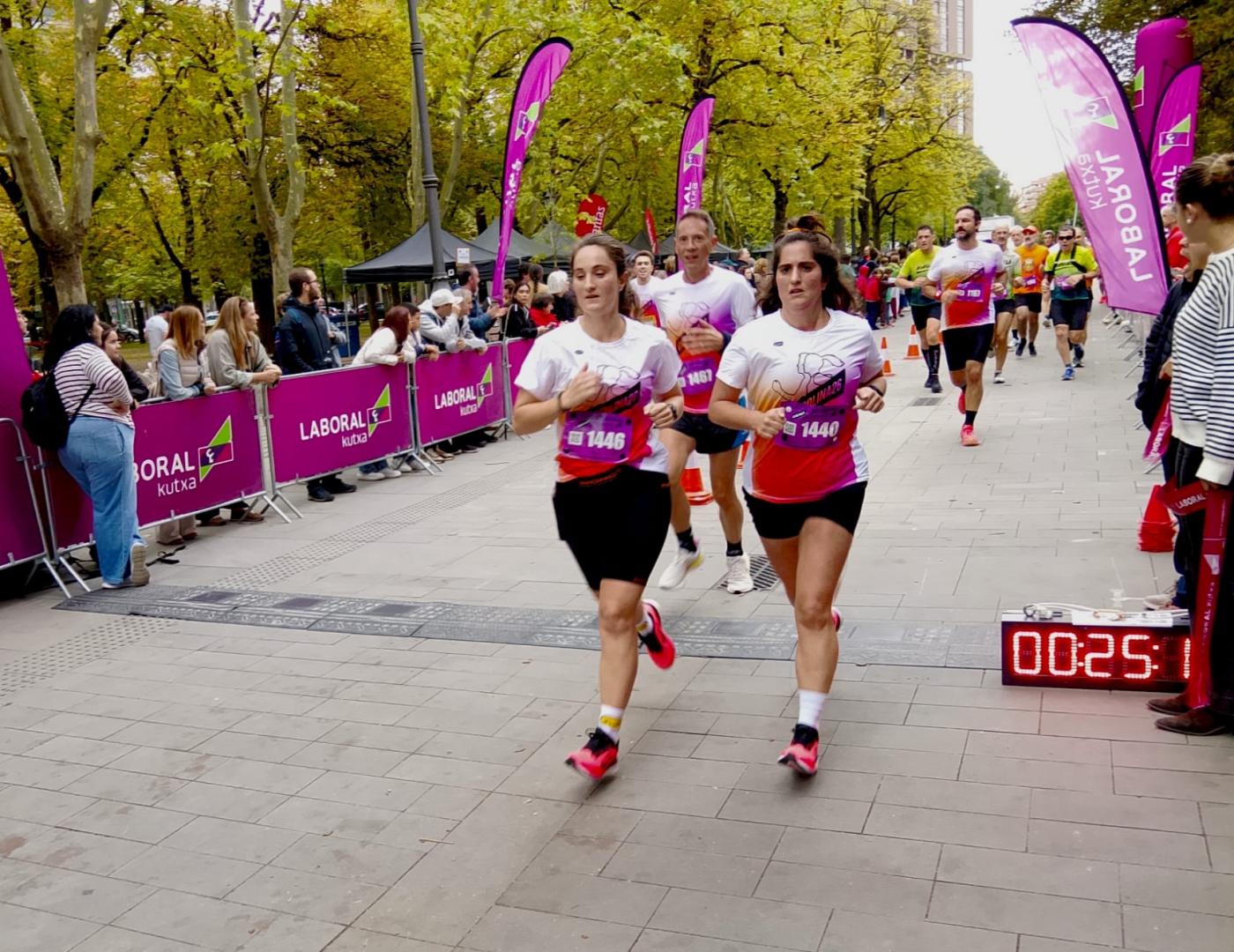 Participantes en la XIII Carrera Solidaria Navarra, este domingo 11 de octubre por las calles del centro de Pamplona