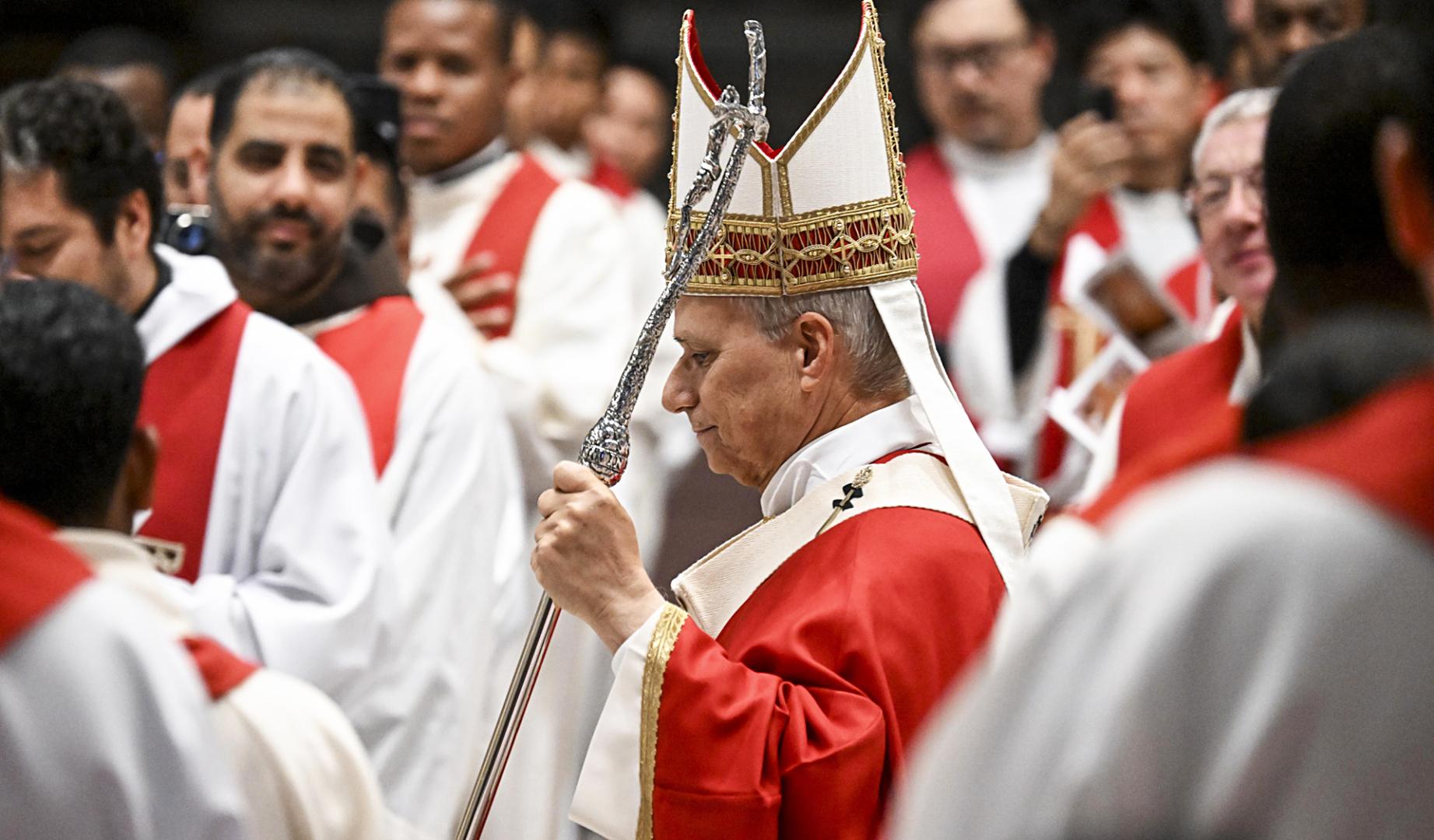 El Papa León XIV preside una misa por la inaguración del año académico en la Universidad Pontificia en la plaza de San Pedro, en el Vaticano