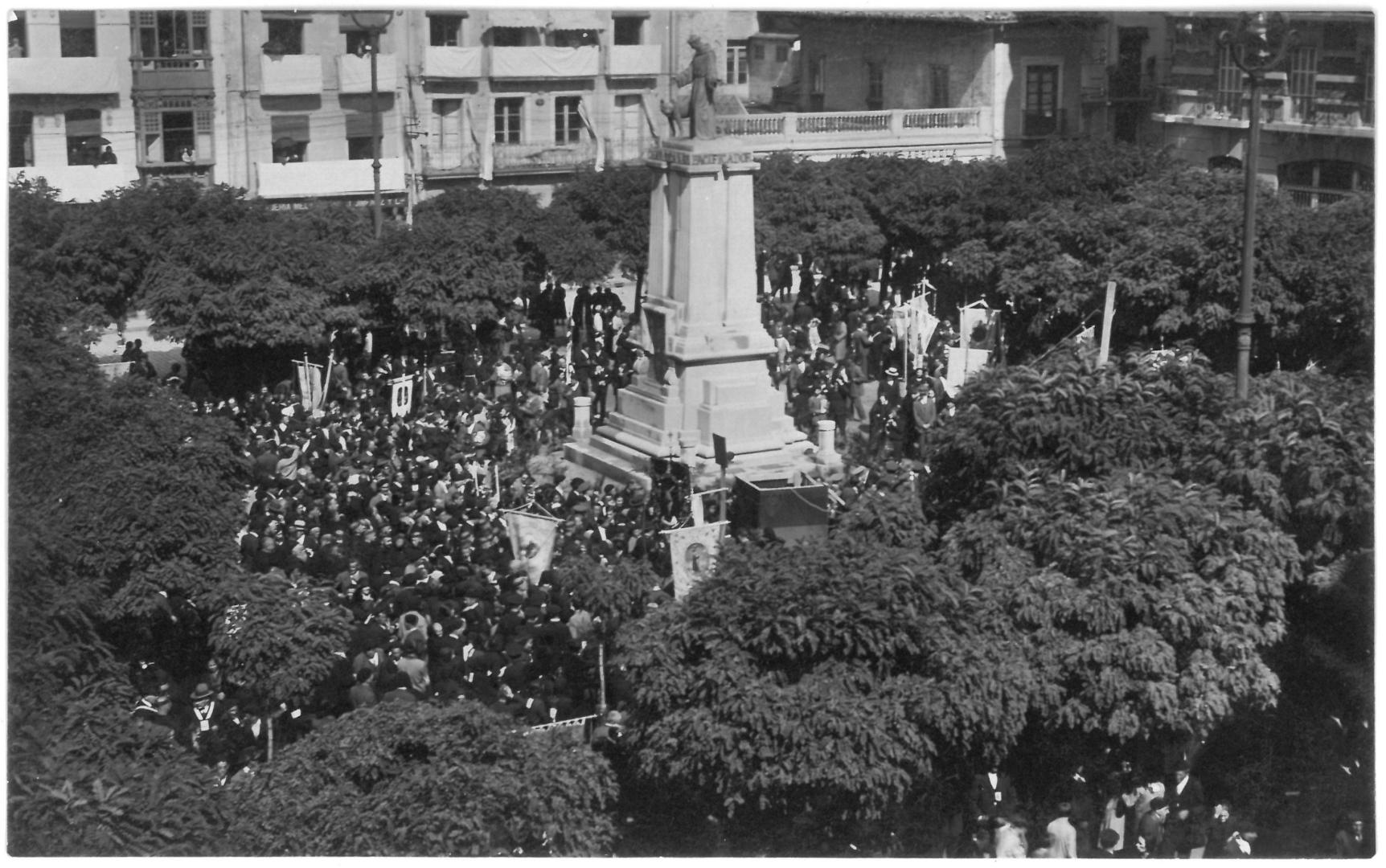 Una imagen de la inauguración del monumento, que entonces miraba hacia las Escuelas Municipales
