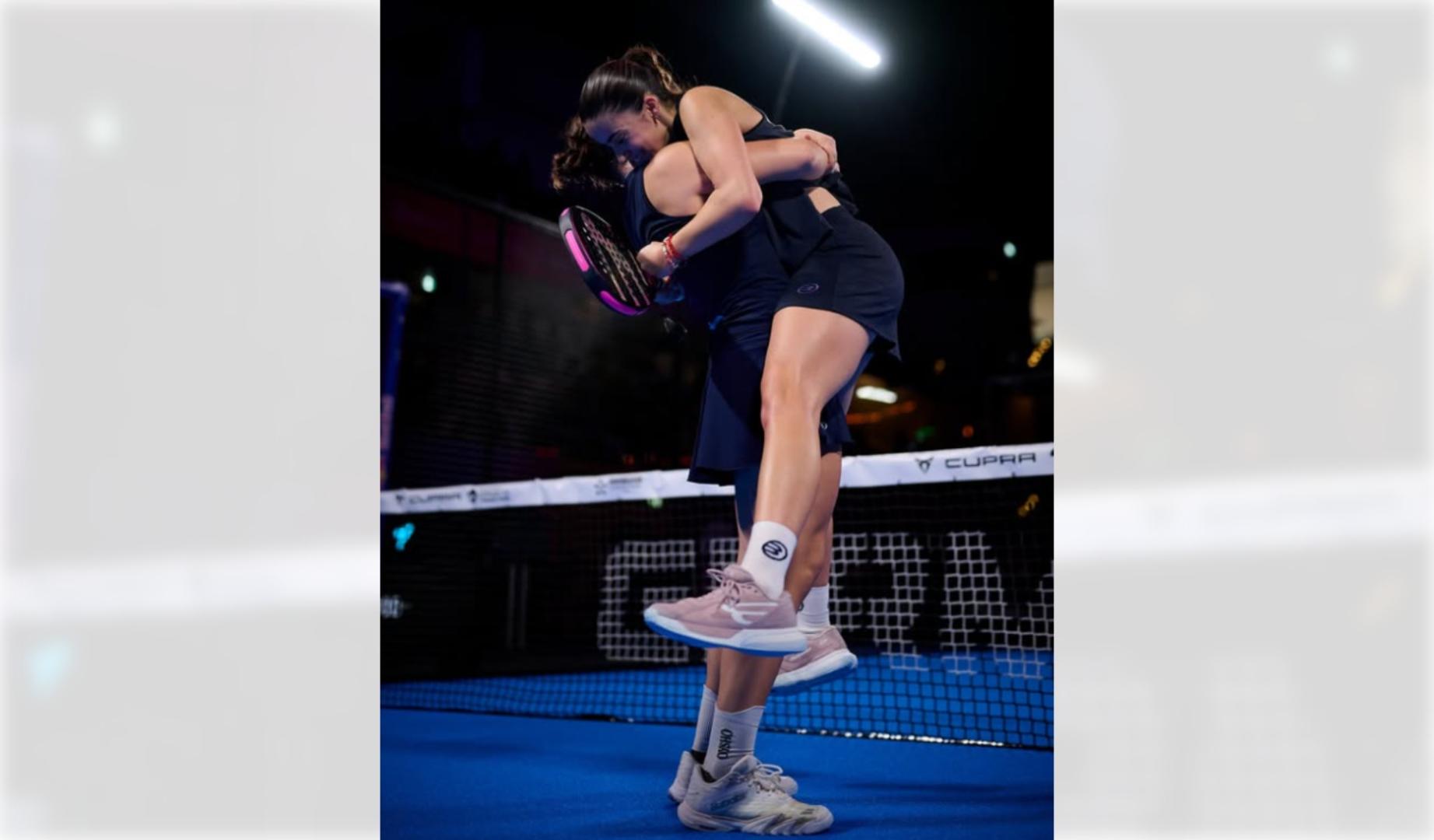 Martina Calvo y Claudia Fernández se abrazan tras conseguir la victoria en la final de Dusseldorf