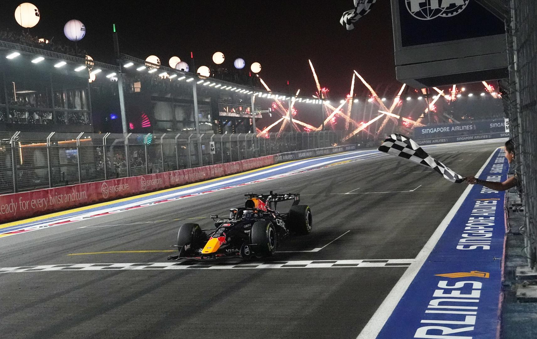 Max Verstappen cruza la línea de meta en Singapur