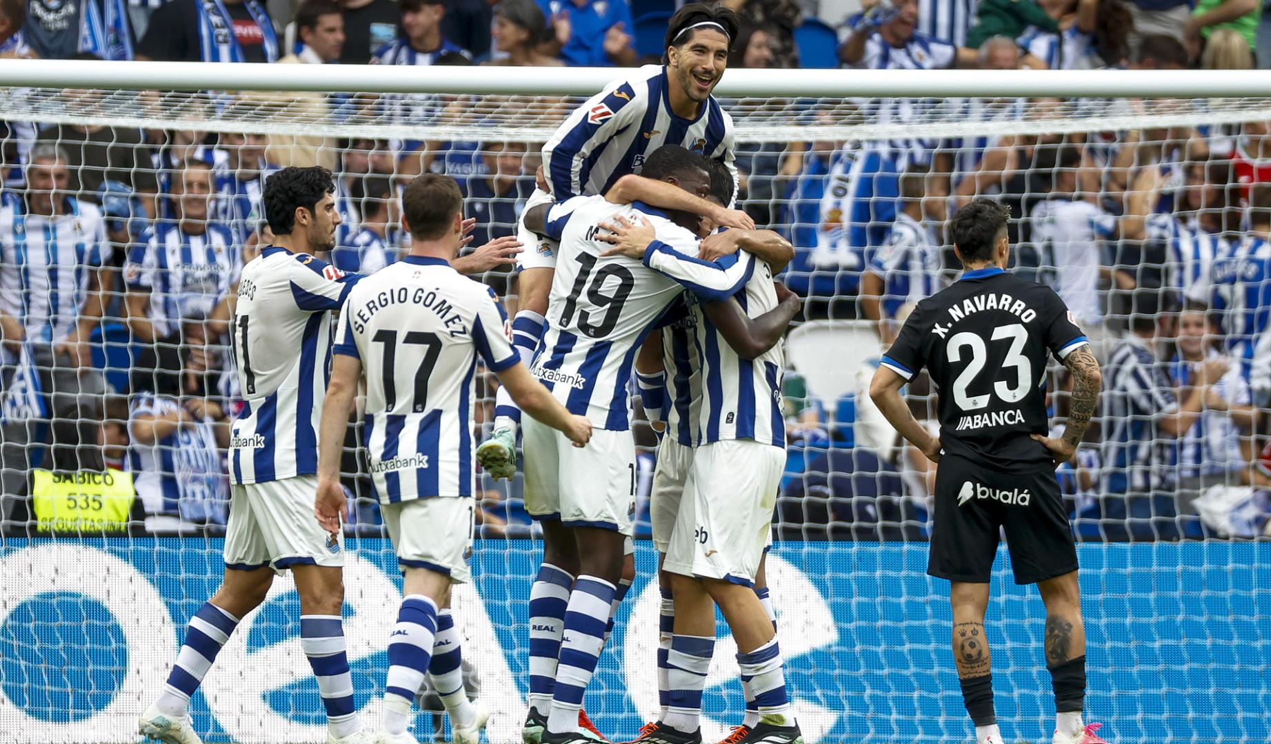 El centrocampista de la Real Sociedad Arsen Zajarián (c-d) celebra junto a sus compañeros tras marcar el 2-0 durante el encuentro de LaLiga entre la Real Sociedad y el Deportivo A Coruña.