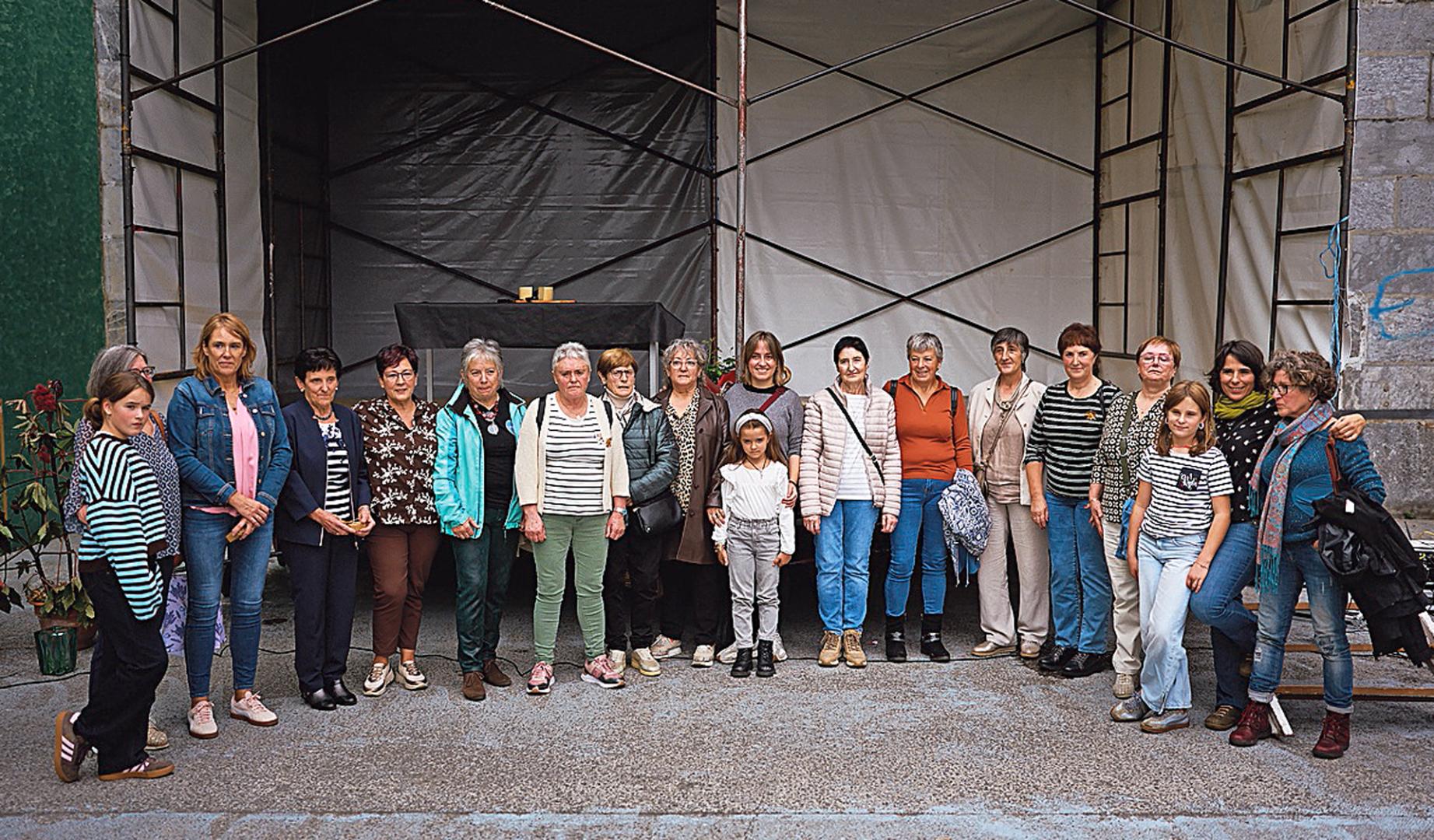 Esther Tolosa (3ª izq) y Caridad Caballero (4ª izq) entre las pastoras reconocidas ayer en Areso.