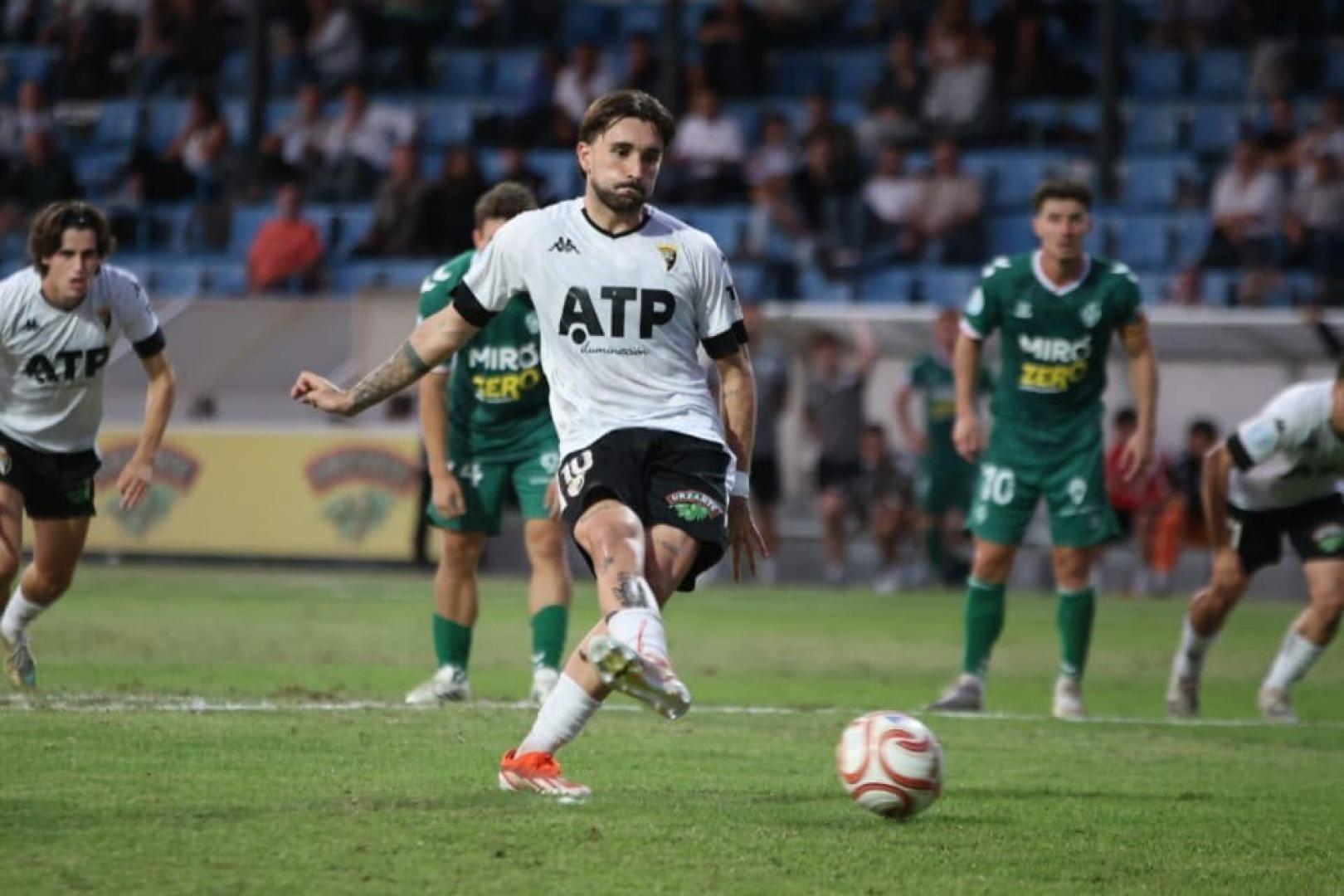 El jugador del Tudelano Ekhiotz Orobiogoikoetxea ha marcado el gol local de penalti