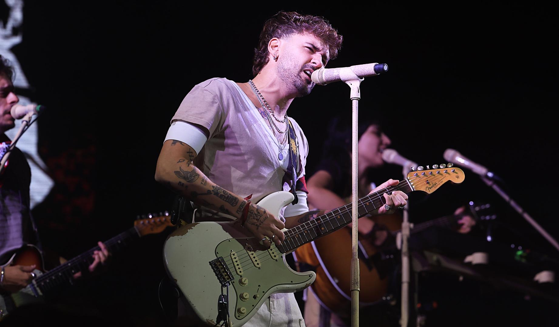 El cantante Dani Fernández durante el concierto ofrecido en la plaza del Pilar, en Zaragoza