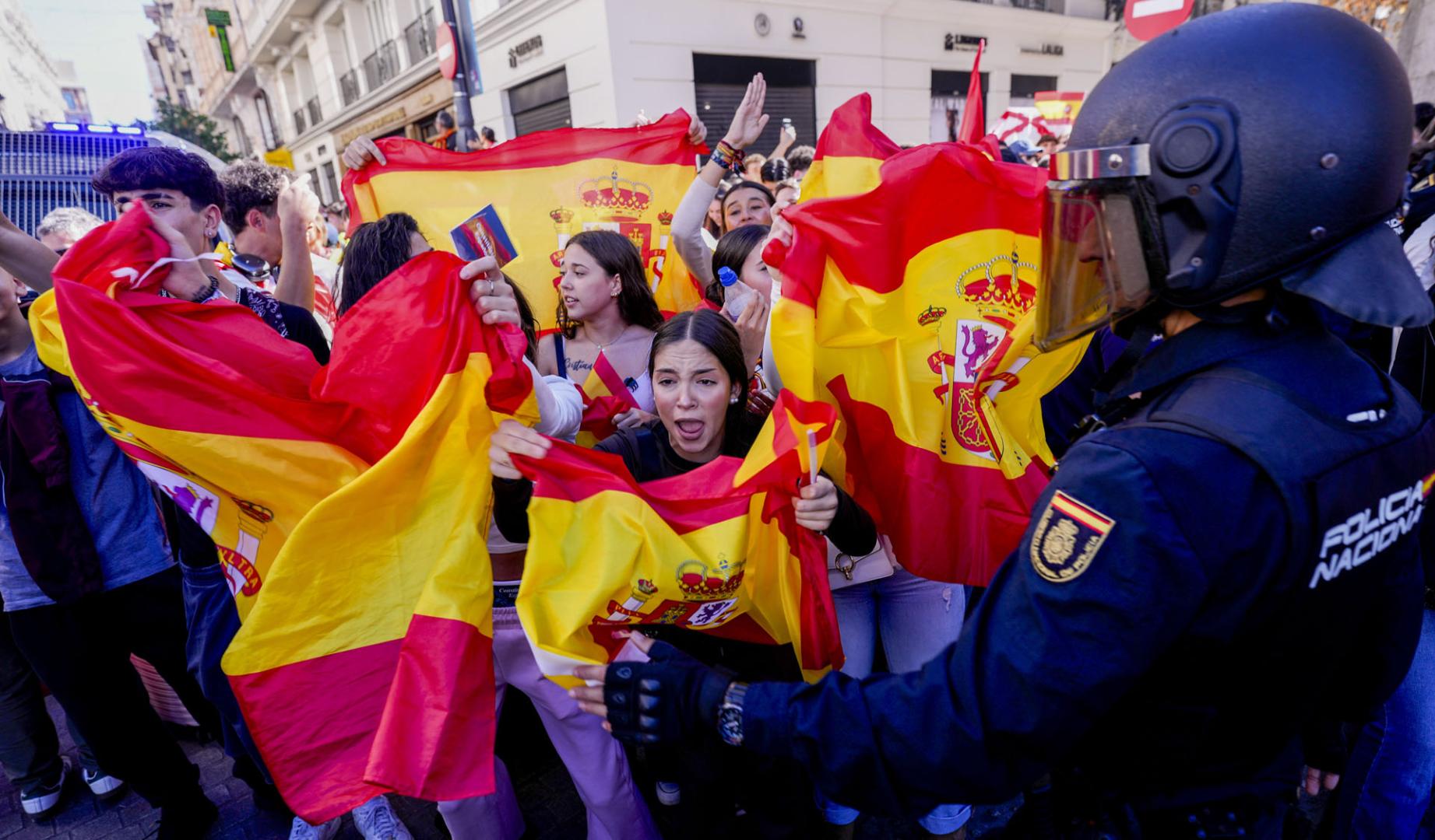 La Policía Nacional ha desplegado este lunes un cordón en torno a la acampada de la Puerta del Sol después de que un grupo de manifestantes con banderas de España y al grito de "Ceuta no se vende", se hayan concentrado también en este punto