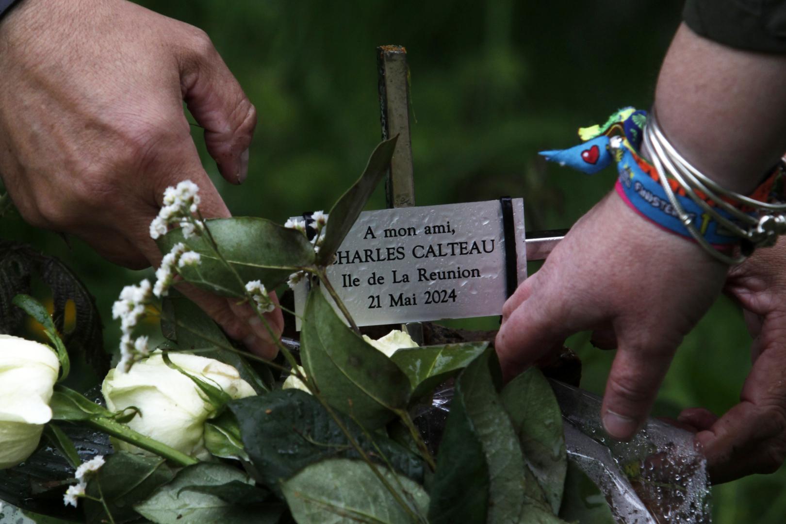 Placa que recuerda a un peregrino de Isla Reunión muerto en Roncesvalles.