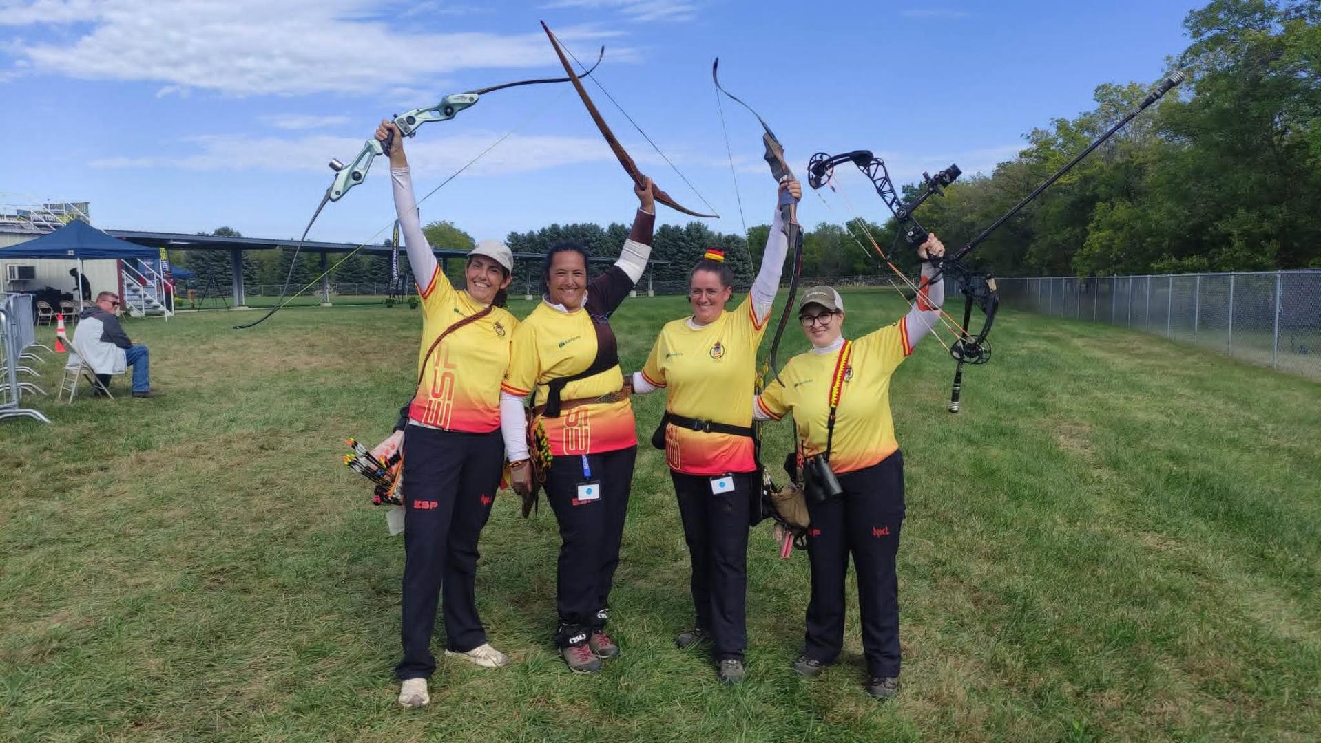 Encarna Garrido, arquera navarra junto al equipo femenino de España que se colgó el bronce por equipos en Yankton