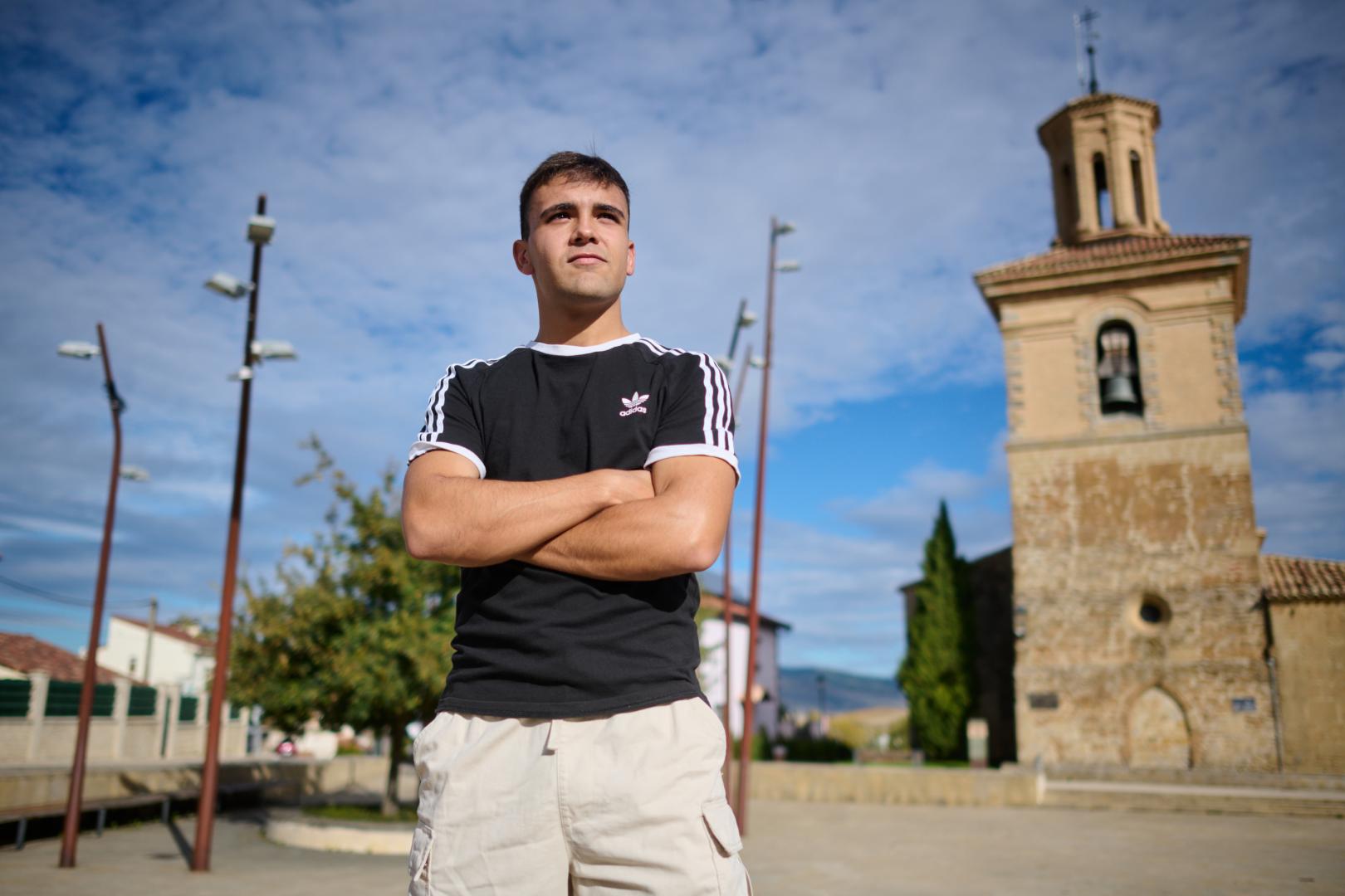 El centrocampista del Avance Javier Aizpurua posa en la plaza de Beriain, localidad de la que procede y en la que reside