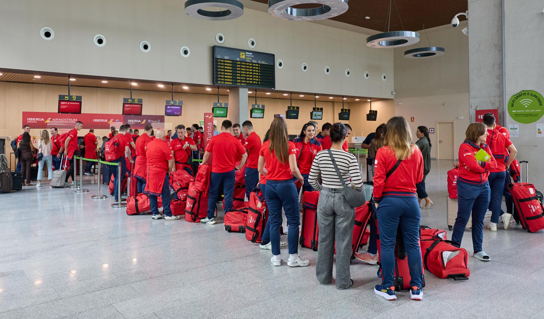 La expedición mundialista, este lunes en el aeropuerto de Noáin