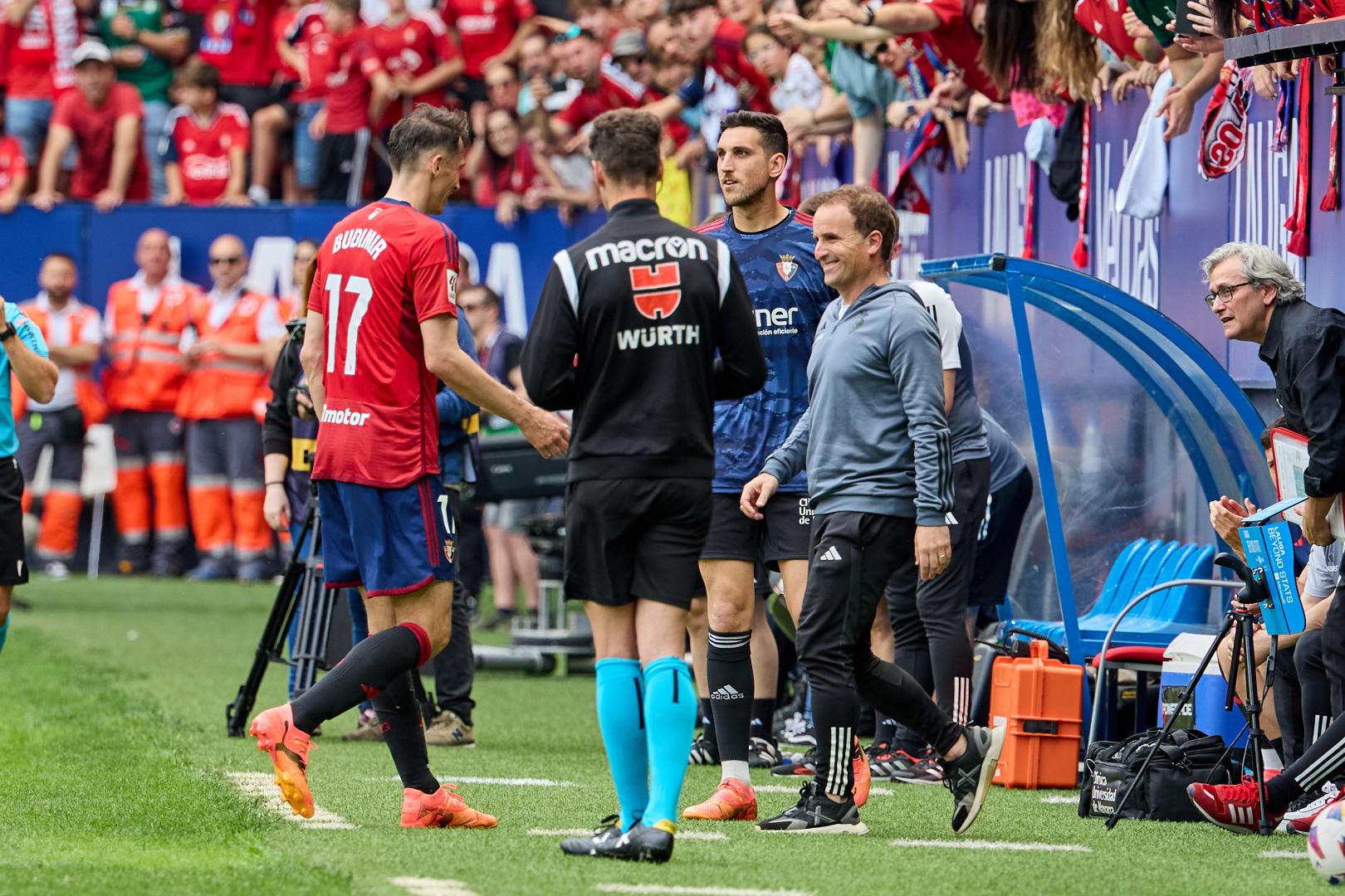 Budimir saluda a Jagoba Arrasate tras ser sustituido por Raúl. Detrás observa el partido Sergio Herrera.
