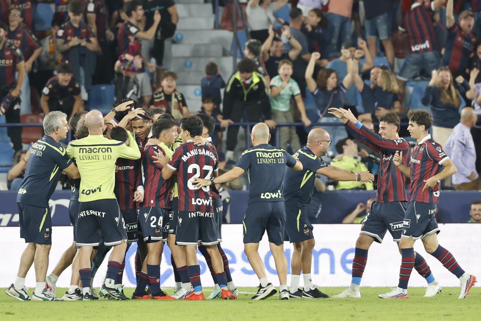 Los jugadores del Levante celebran el empate in extremis ante el Sevilla