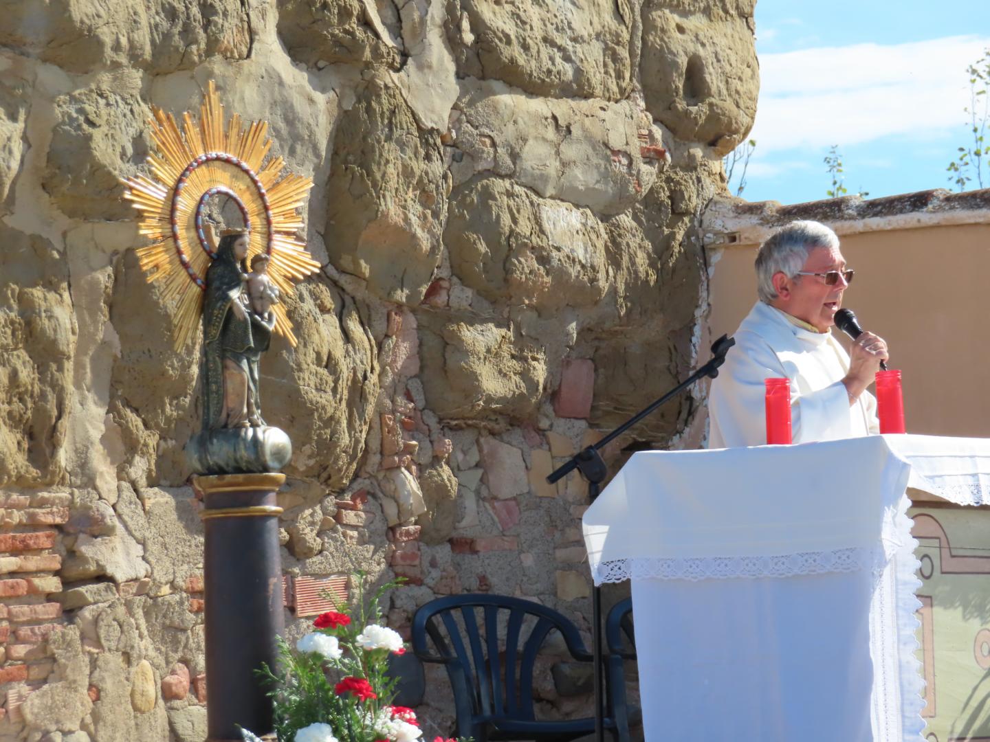 El párroco de Murchante, Santiago Jiménez, durante el oficio de la misa en honor a la Virgen del Pilar