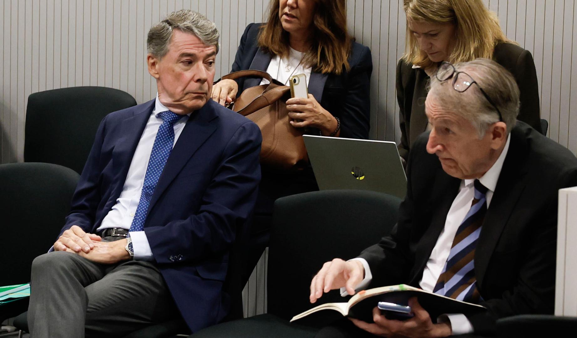 El expresidente madrileño Ignacio González (i) durante su juicio en la sección segunda de la Sala de lo Penal de la Audiencia Nacional en Madrid, este martes.