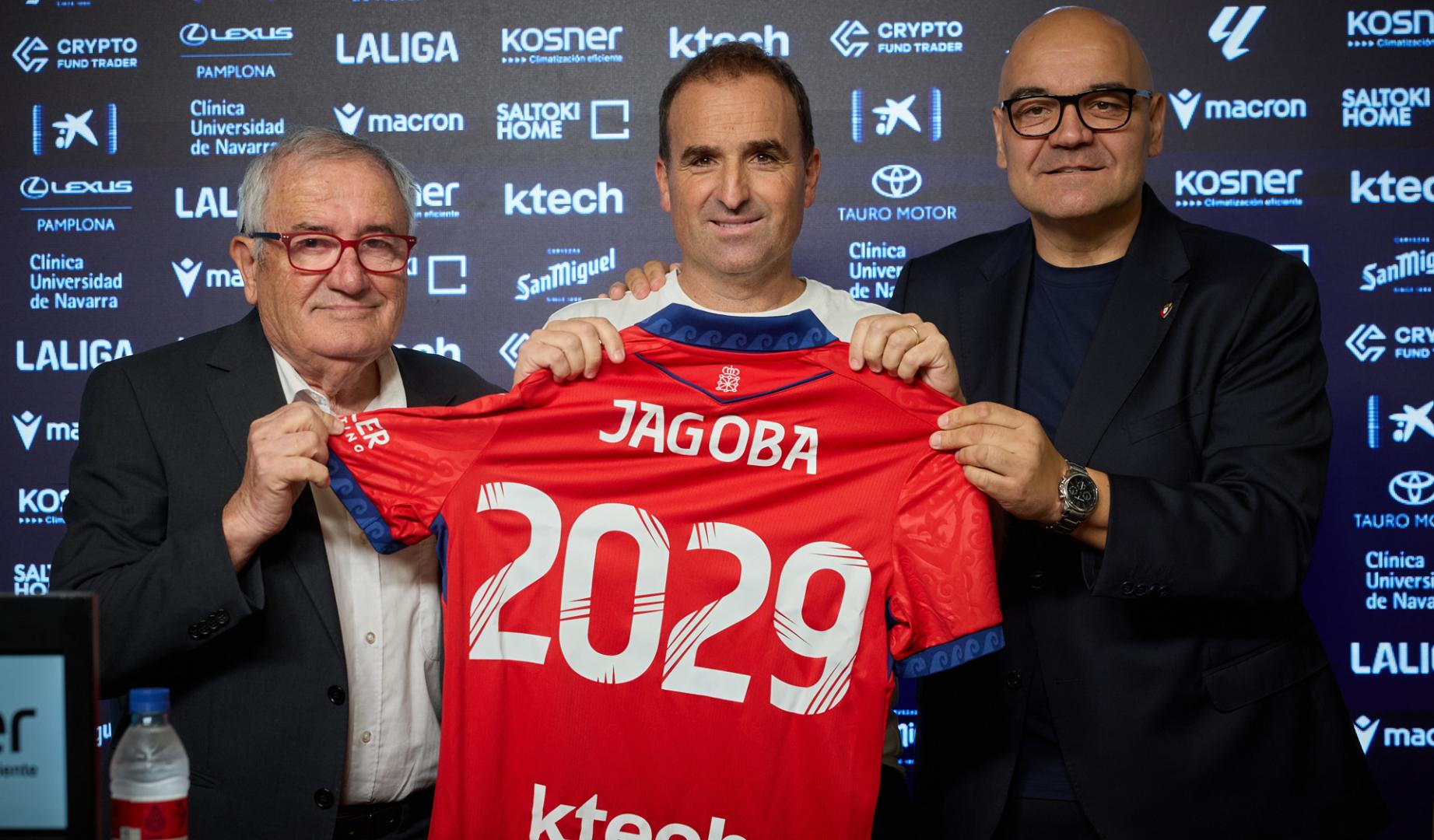 Luis Sabalza y Cata junto a Jagoba Arrasate en su presentación
