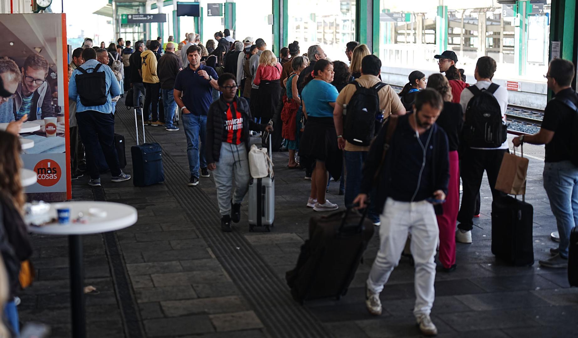 Filas de pasajeros en la estación de tren de Pamplona, este martes 13 de octubre