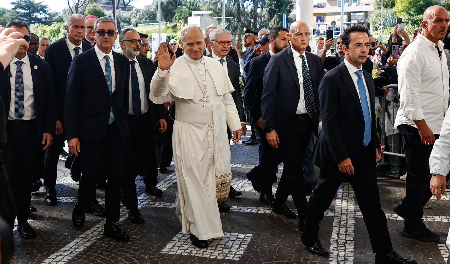 El papa entró andando al hospital acompañado de sus secretarios y médico personal
