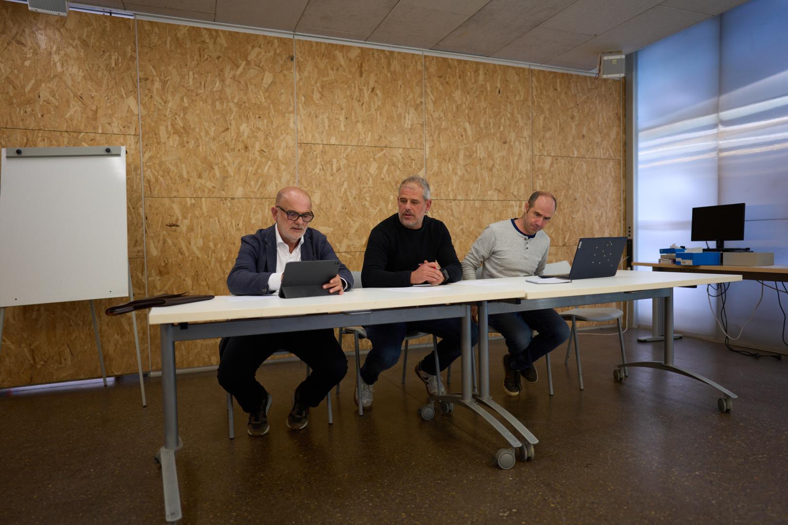 Desde la izquierda, el notario José Miguel Gómez Sánchez; Raúl Pilar Garcés, gerente de Gure Sustraiak, e Iván Flamarique, responsable de las huertas de Aranzadi.
