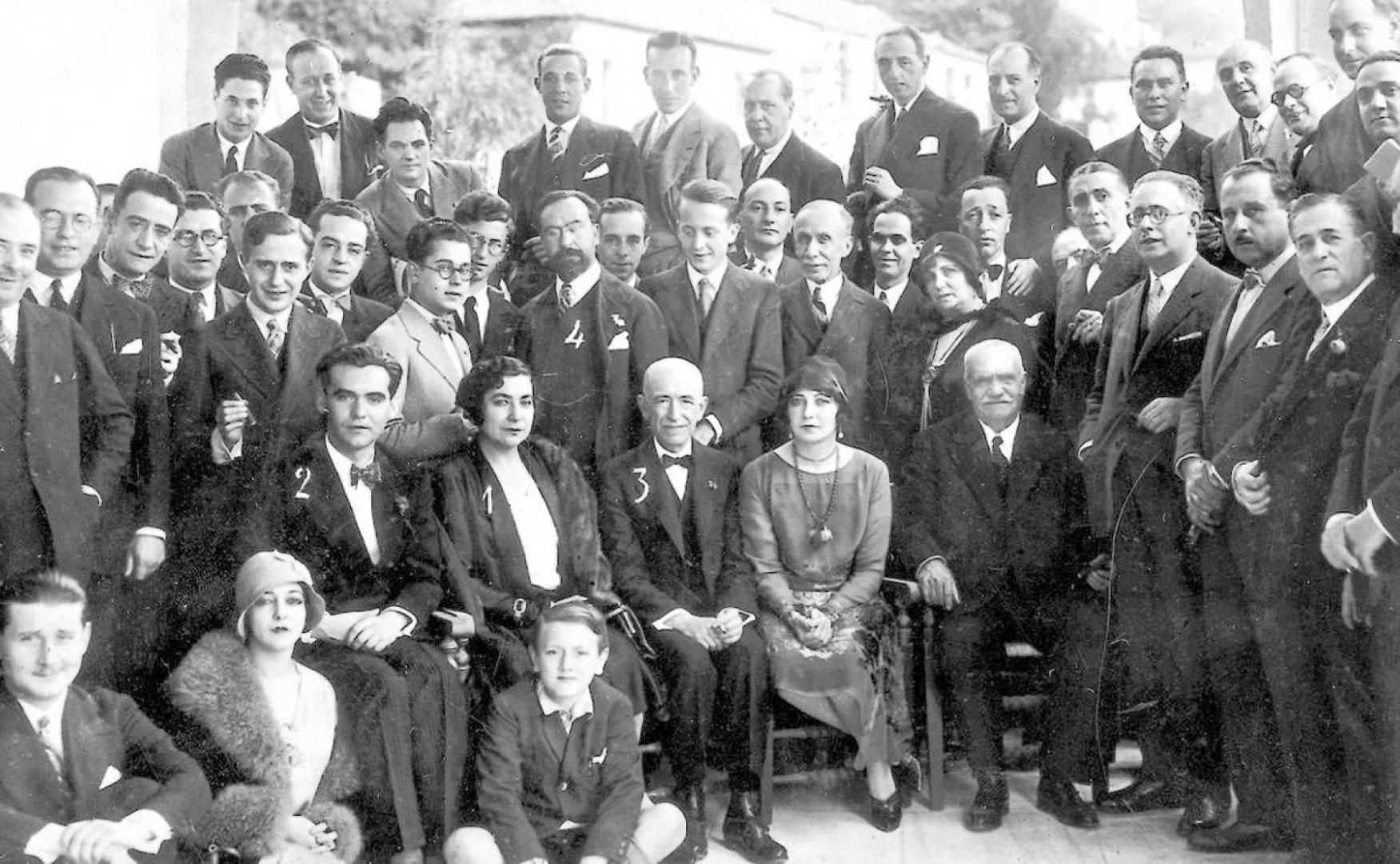 En la imagen se puede ver a Federico García Lorca, la artista Margarita Xirgu, Manuel de Falla. También está Jesús Yoldi