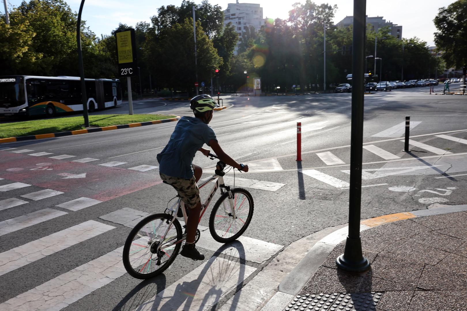Un ciclista circula por un carril bici de Pamplona