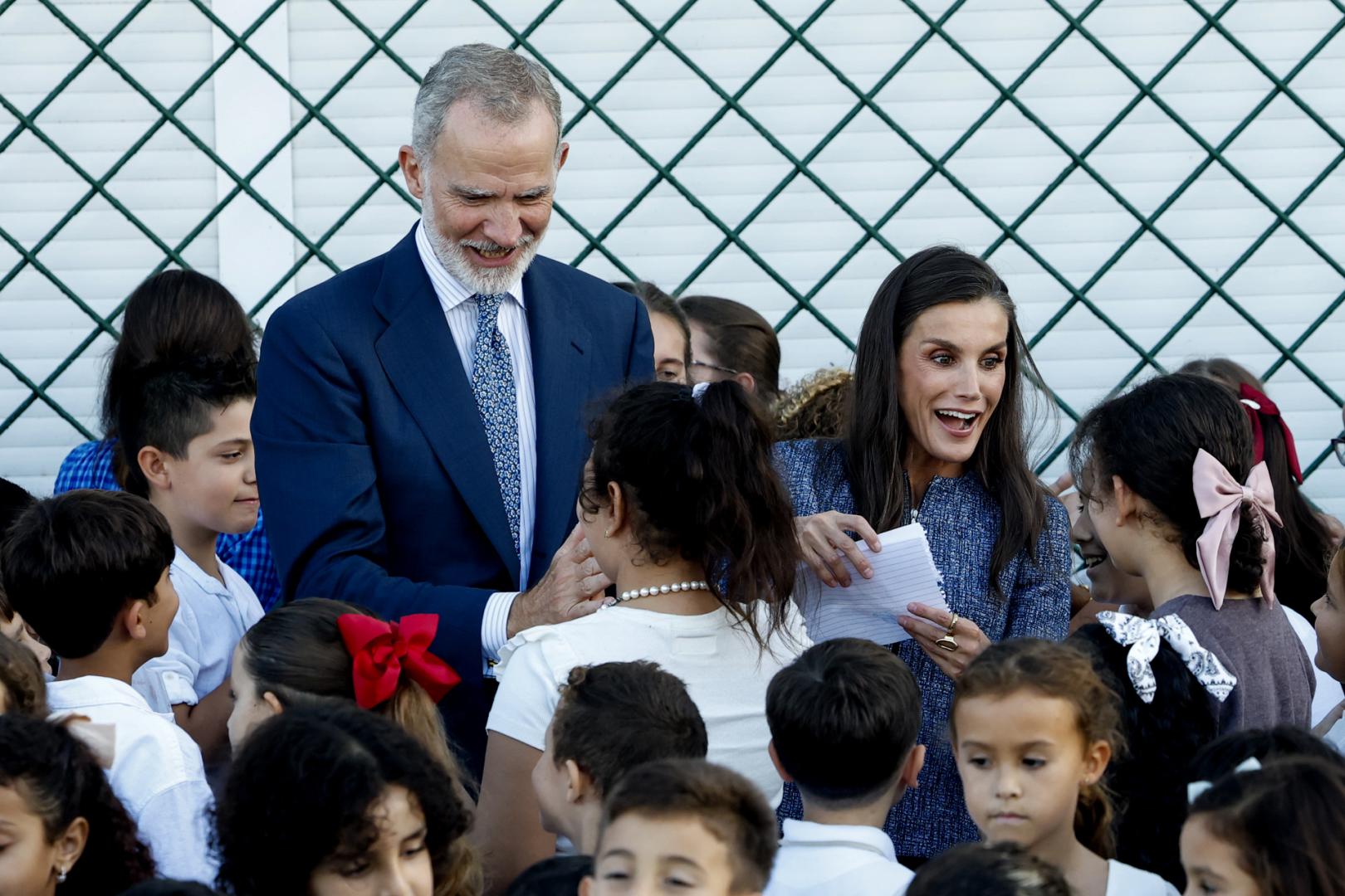 Los reyes Felipe VI y Letizia, en su visita al colegio público Vicente Aleixandre del barrio de Manzanera en Ceuta