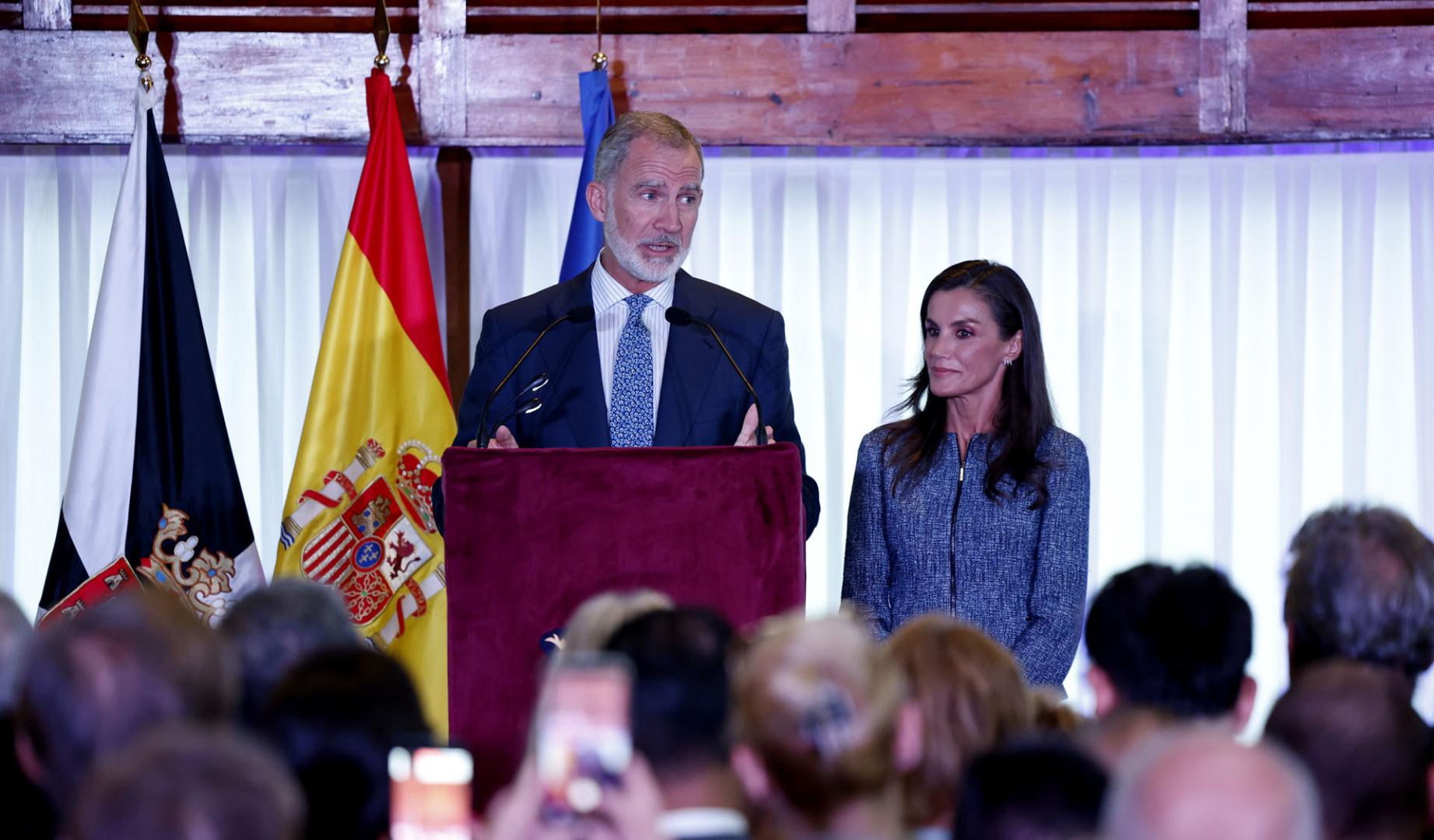 Los reyes Felipe VI y Letizia, durante su encuentro con la sociedad ceutí