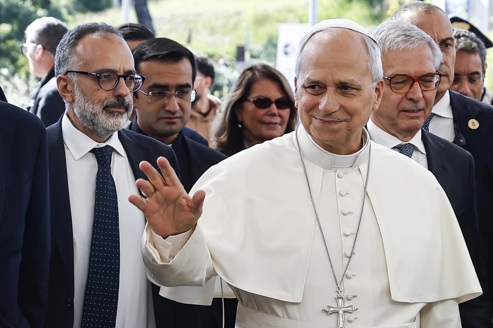 El papa León XIV, a su llegada este martes al Hospital Gemelli de Roma para su ingreso