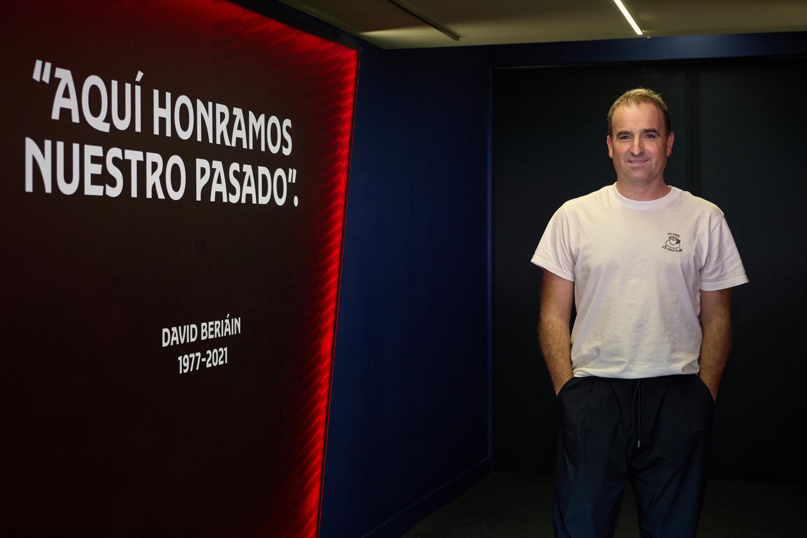 Arrasate pasa por delante de la icónica frase del periodista navarro David Beriáin que está en el túnel de vestuarios