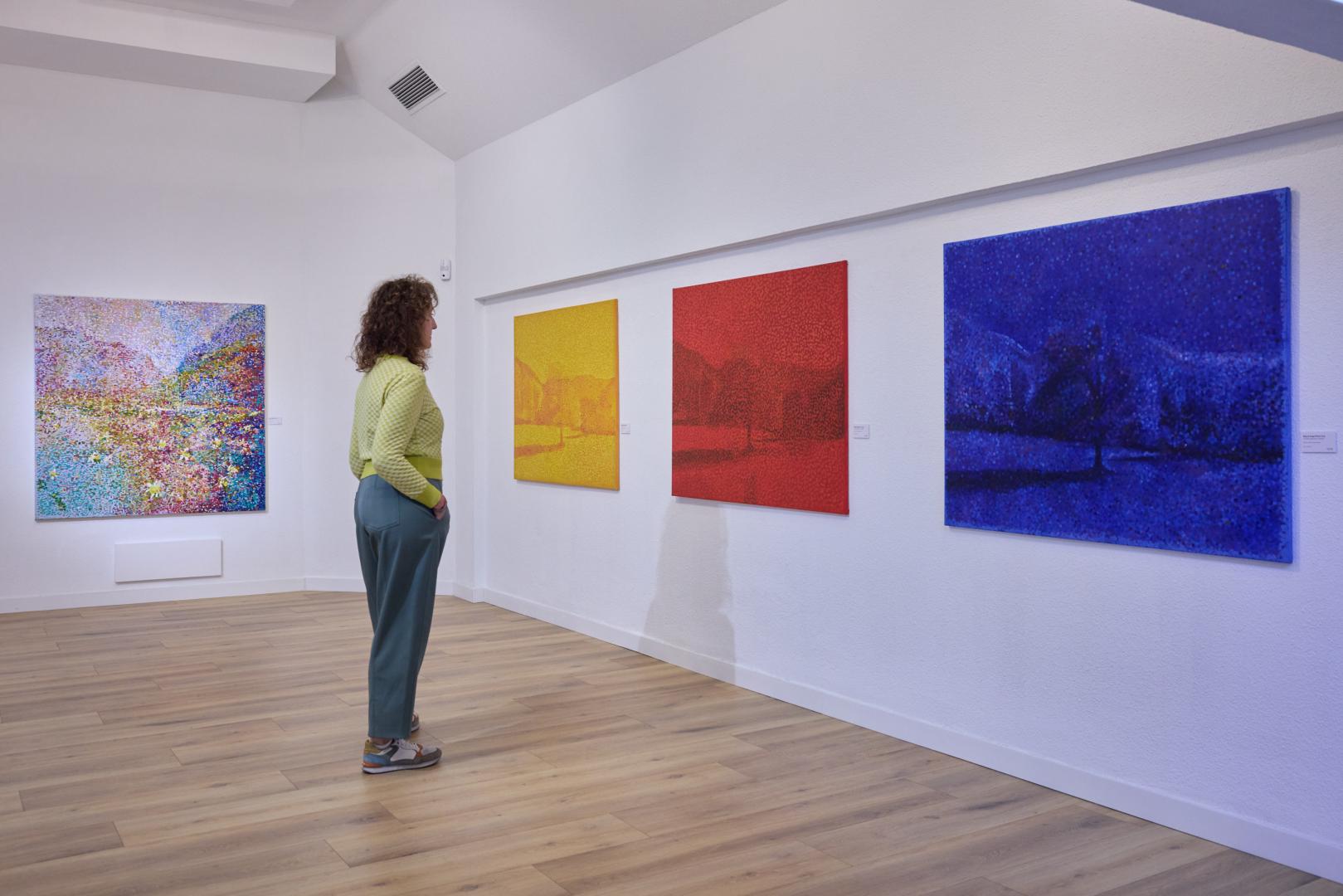 La galerista de Ormolú, Marga Urdánoz, ante El valle abstracto, el conjunto de obras que conforman, desde la izquierda, Día, Legado y Noche. A su lado, Gritsándanas I