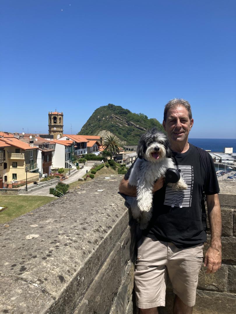 Manuel Álvarez Ochoa de Olza junto a su perro Spam frente al ratón de Getaria, lugar que eligió la familia para despedirlo