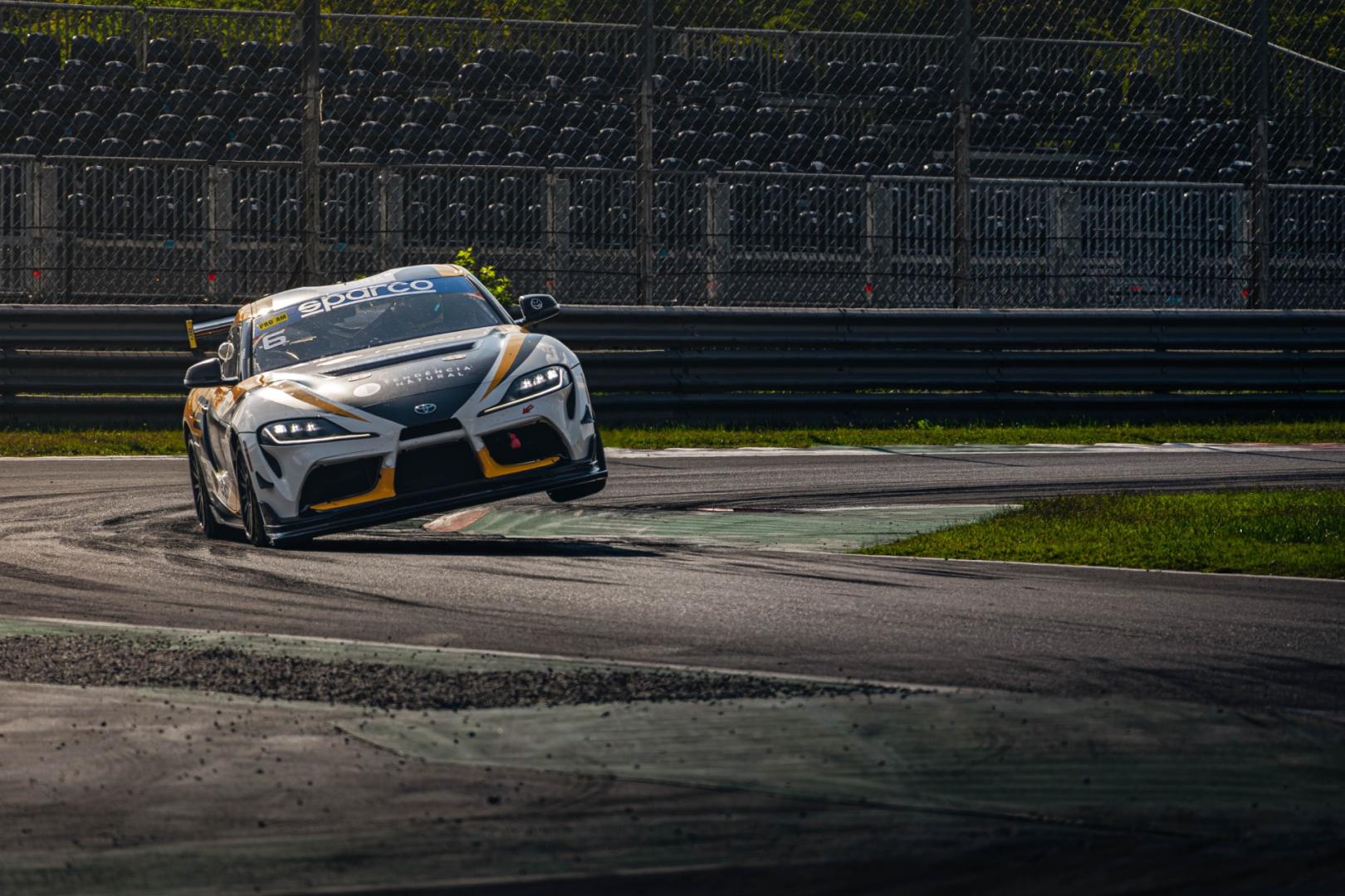 El Toyota del piloto navarro, rodando en el circuito italiano.