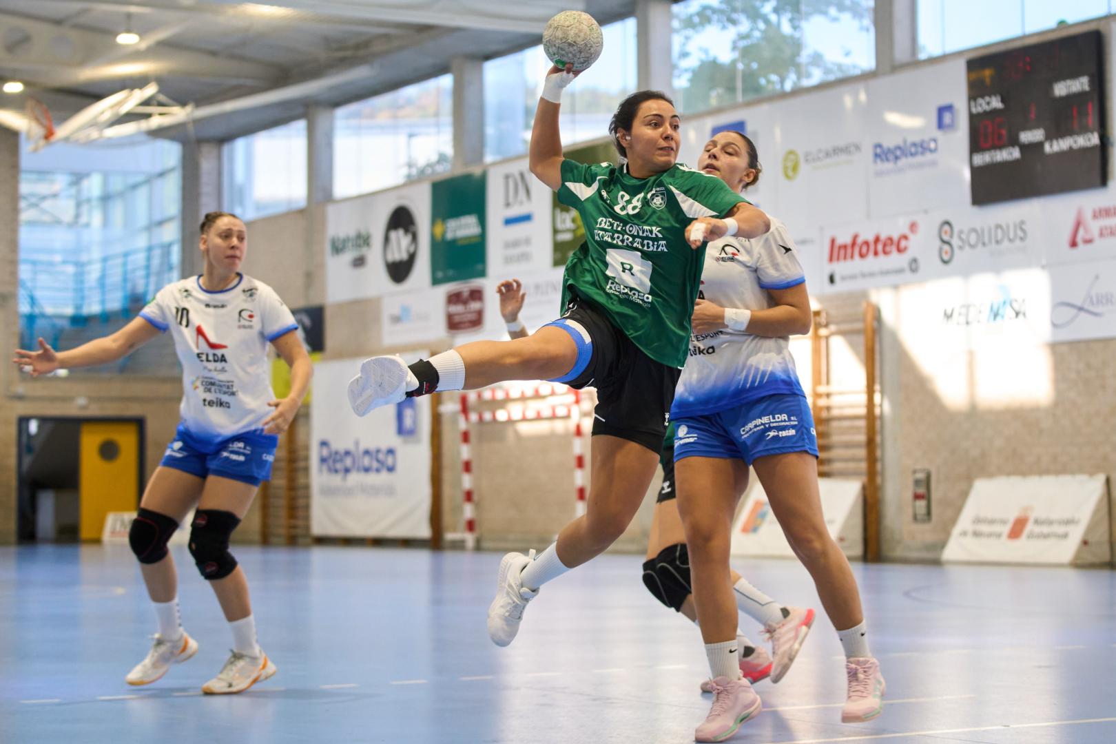 Nerea Canas dispara a puerta frente a una defensora del Elda en la segunda jornada de liga.